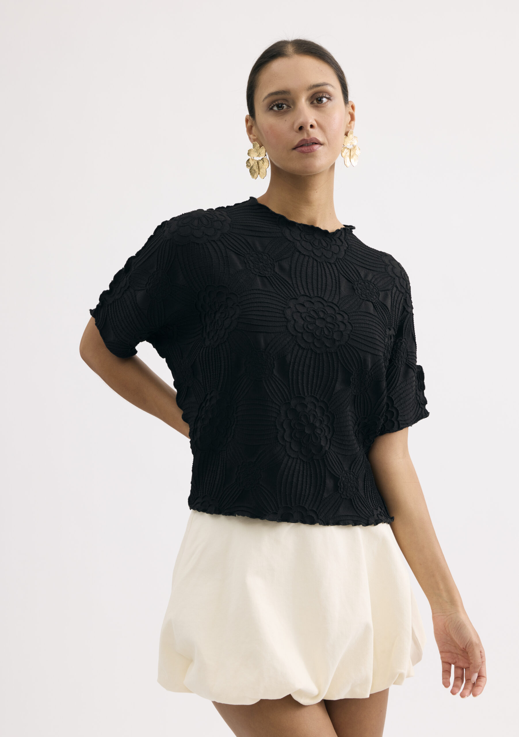 חולצה בטקסטורת פרחים בולטת וגימורים גליים