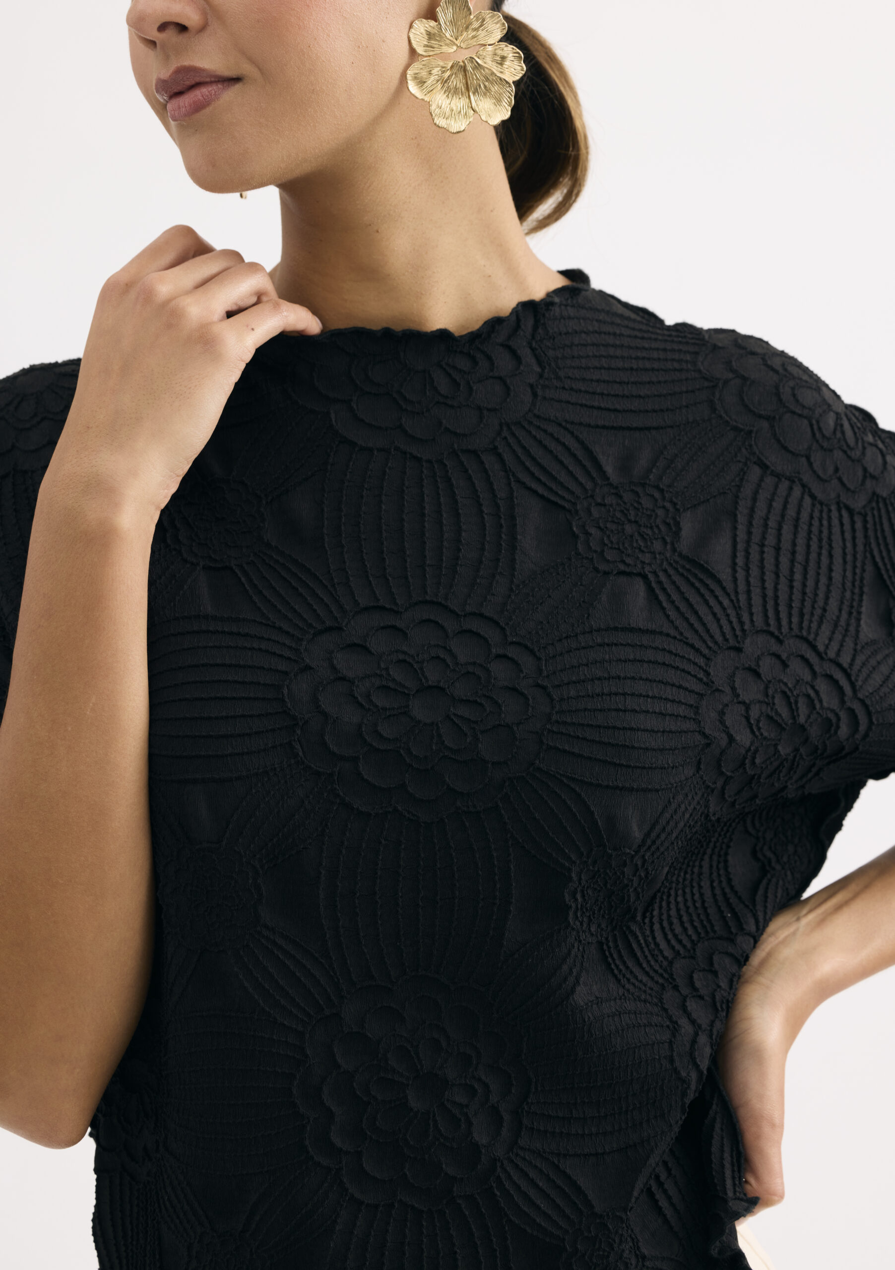 חולצה בטקסטורת פרחים בולטת וגימורים גליים