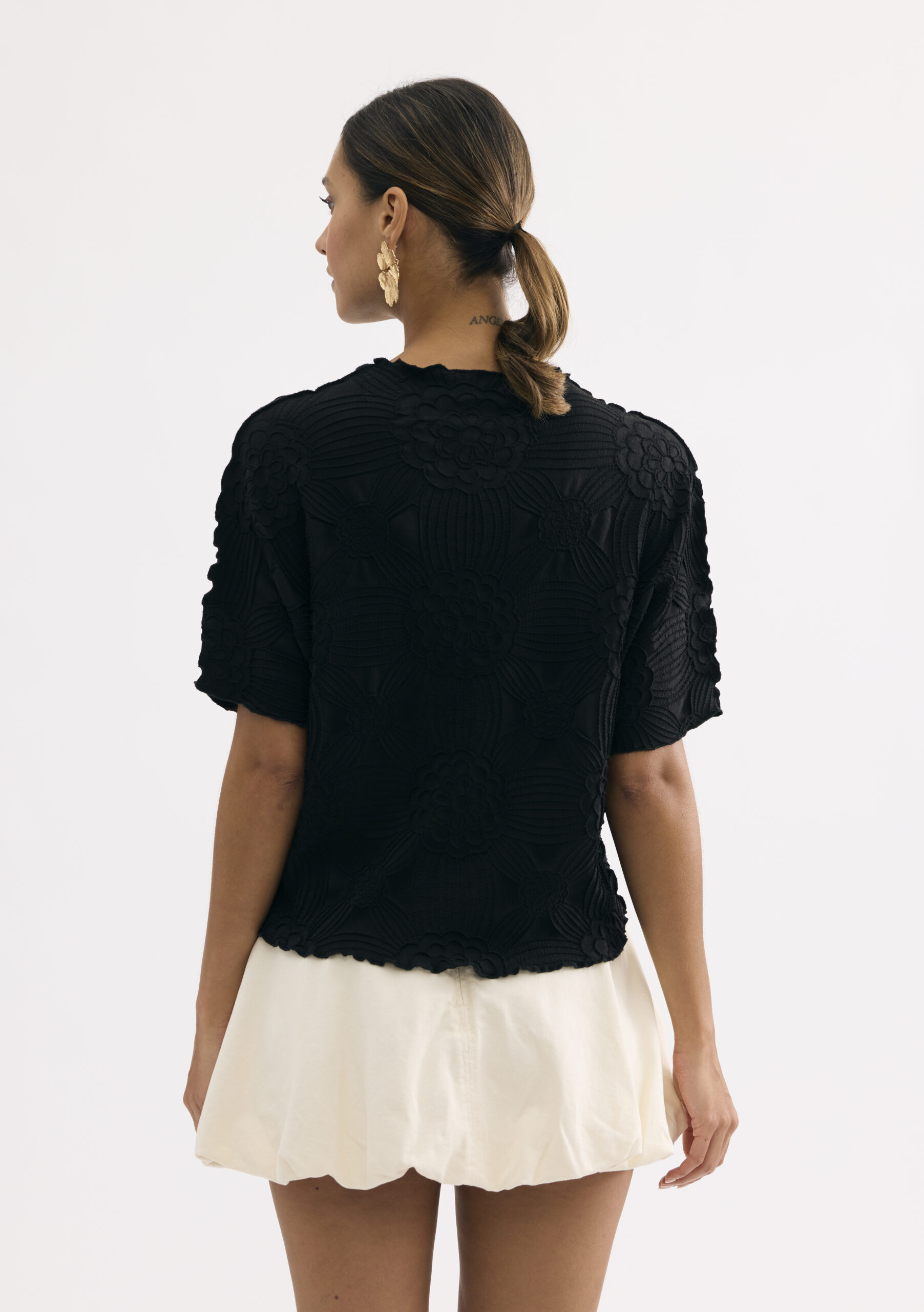 חולצה בטקסטורת פרחים בולטת וגימורים גליים