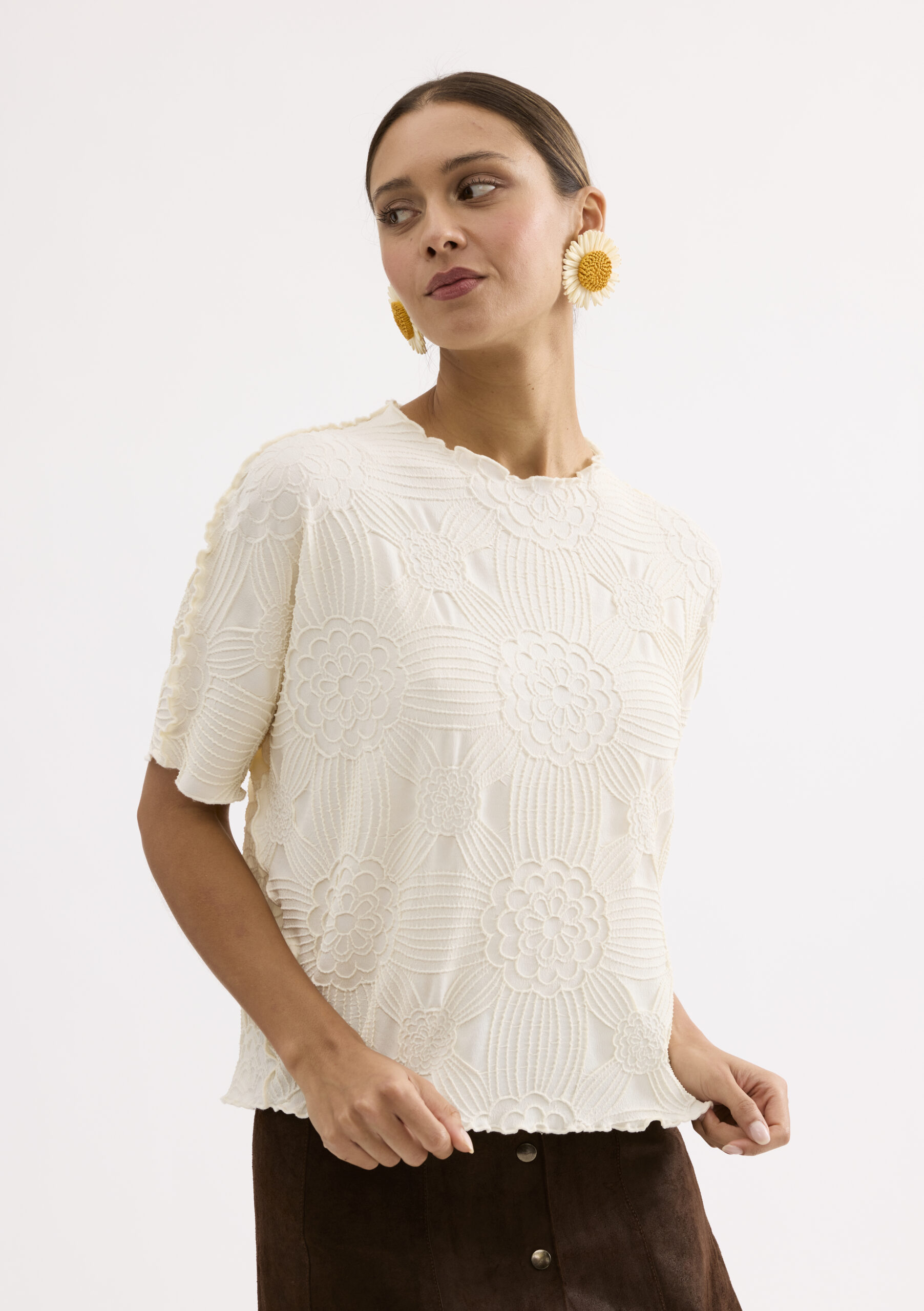 חולצה בטקסטורת פרחים בולטת וגימורים גליים