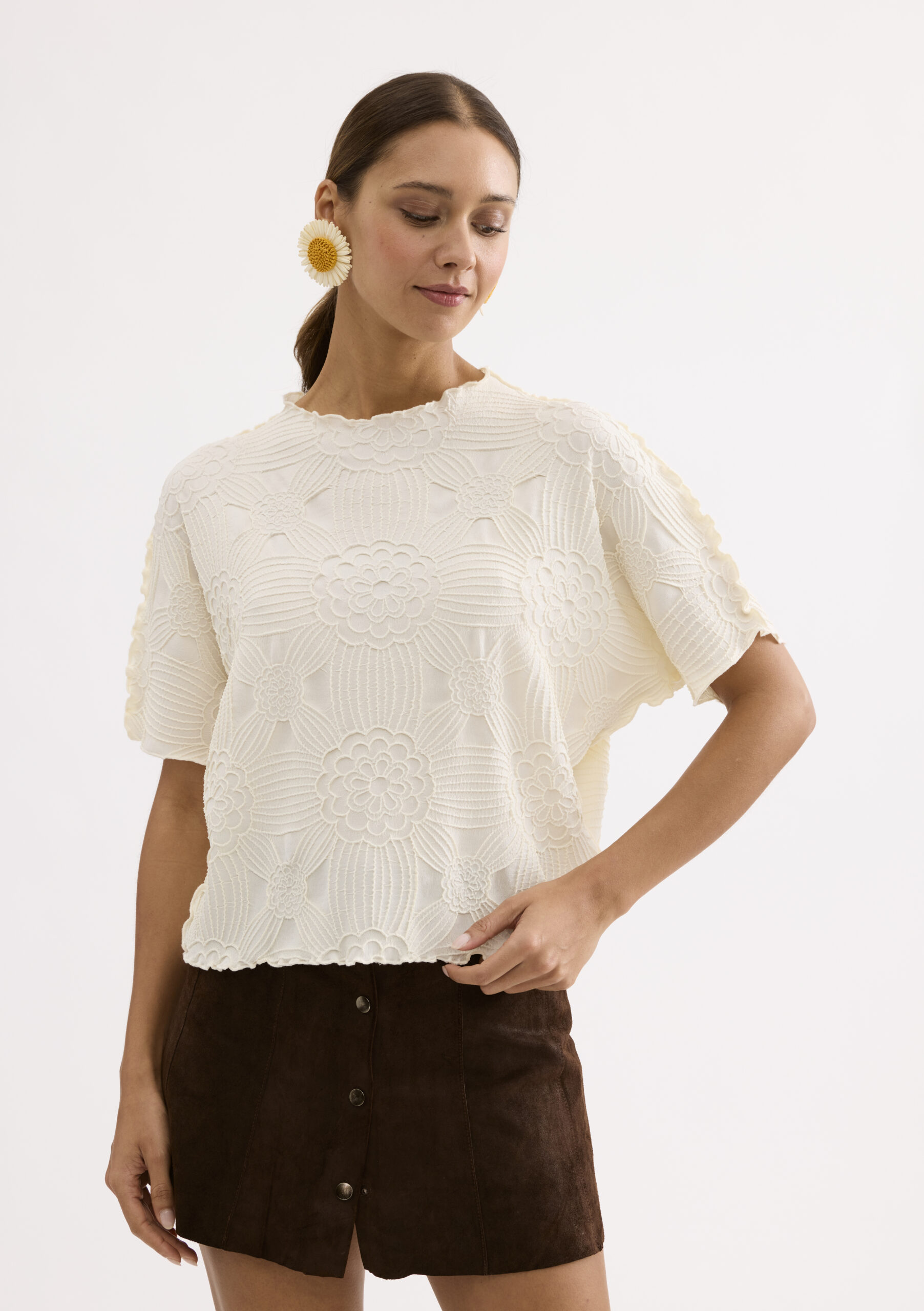 חולצה בטקסטורת פרחים בולטת וגימורים גליים