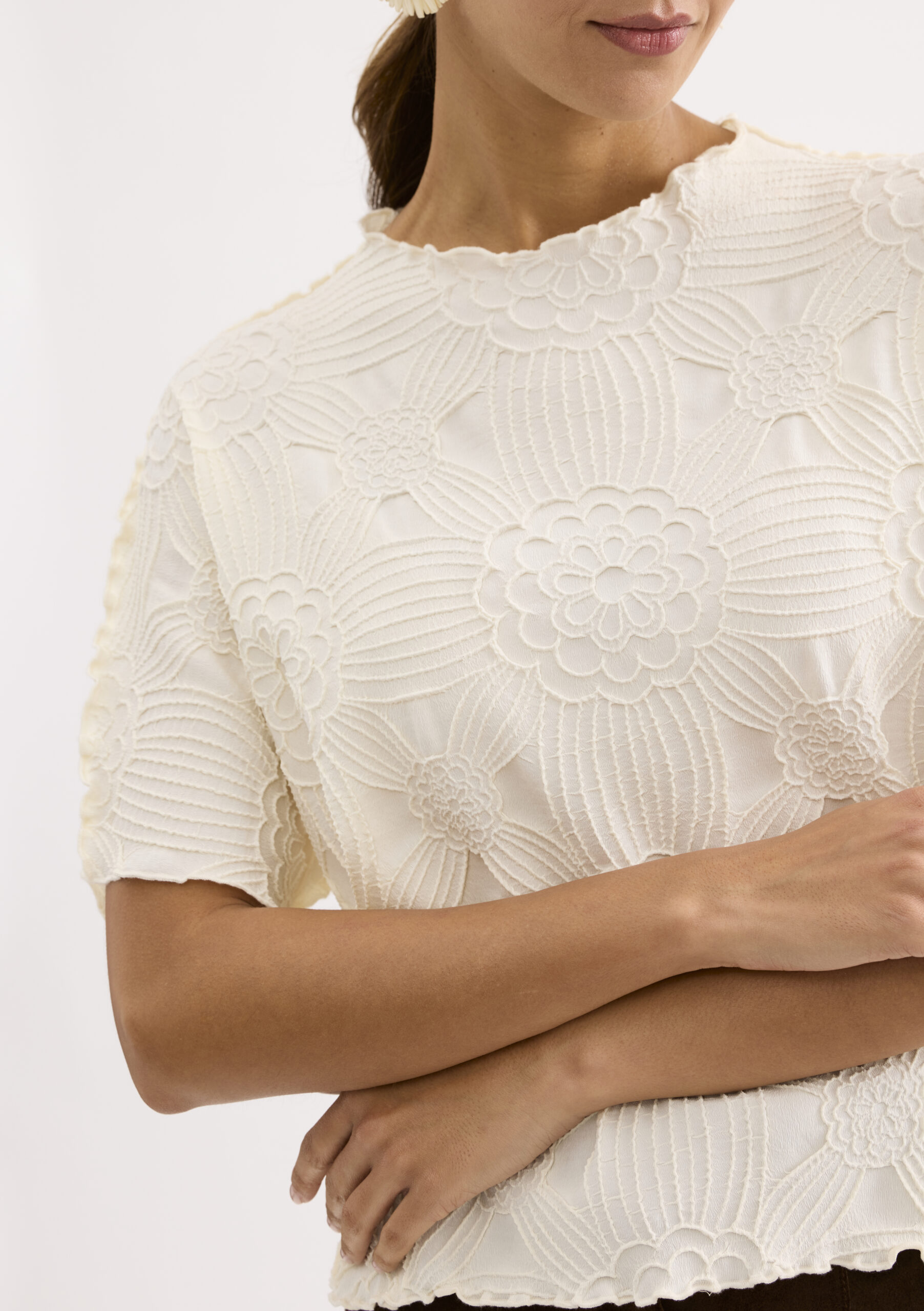 חולצה בטקסטורת פרחים בולטת וגימורים גליים