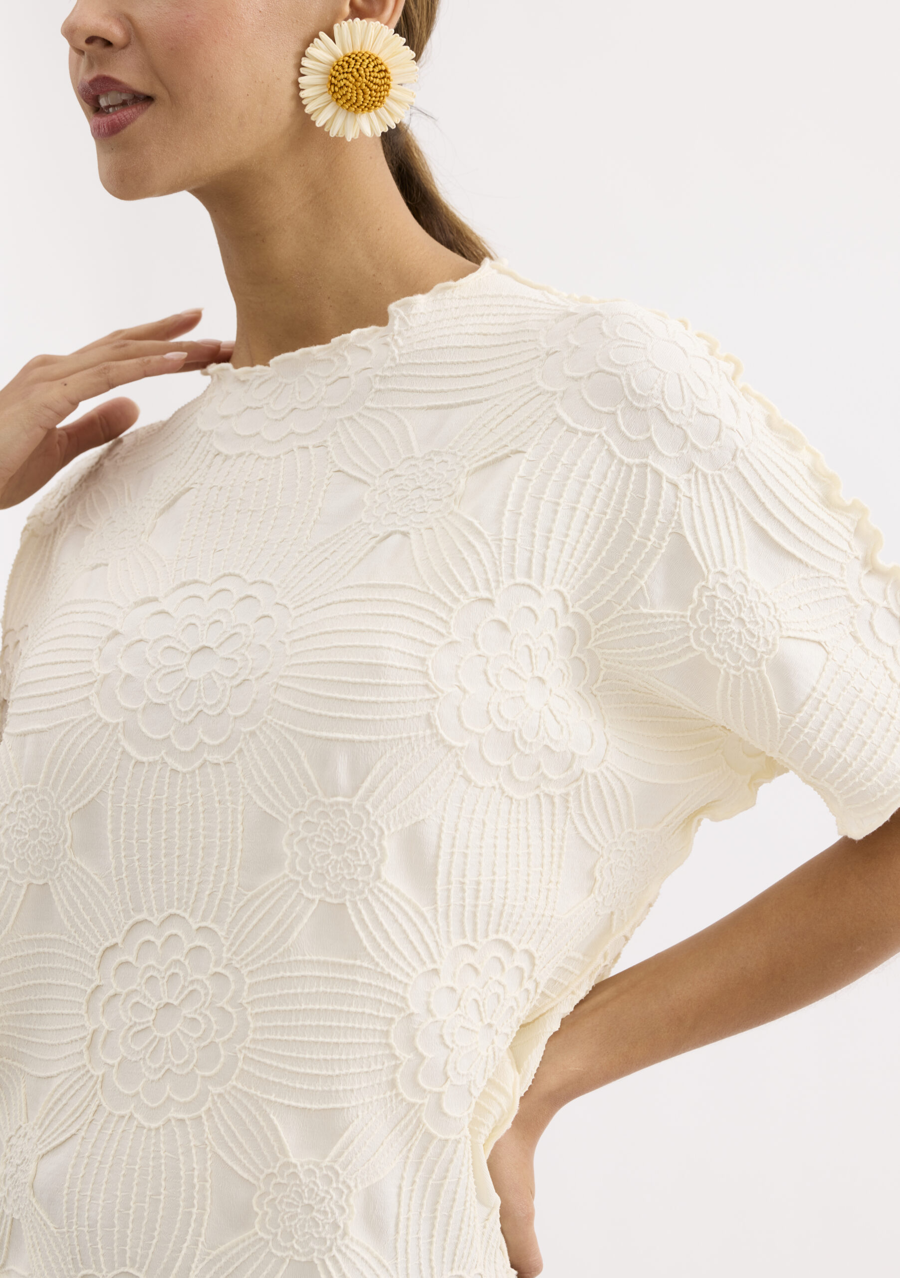 חולצה בטקסטורת פרחים בולטת וגימורים גליים