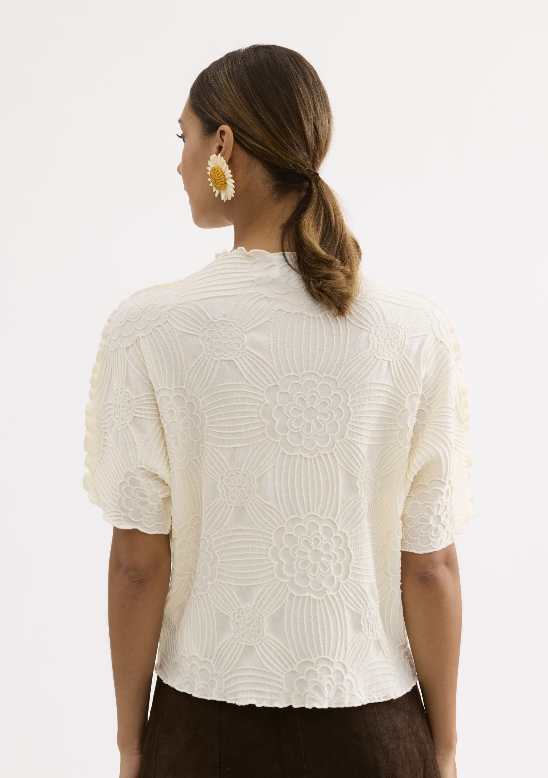 חולצה בטקסטורת פרחים בולטת וגימורים גליים