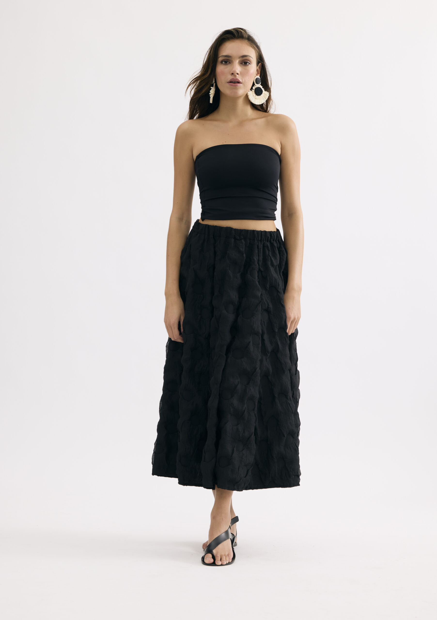 חצאית מקסי שחורה בטקסטורה עשירה