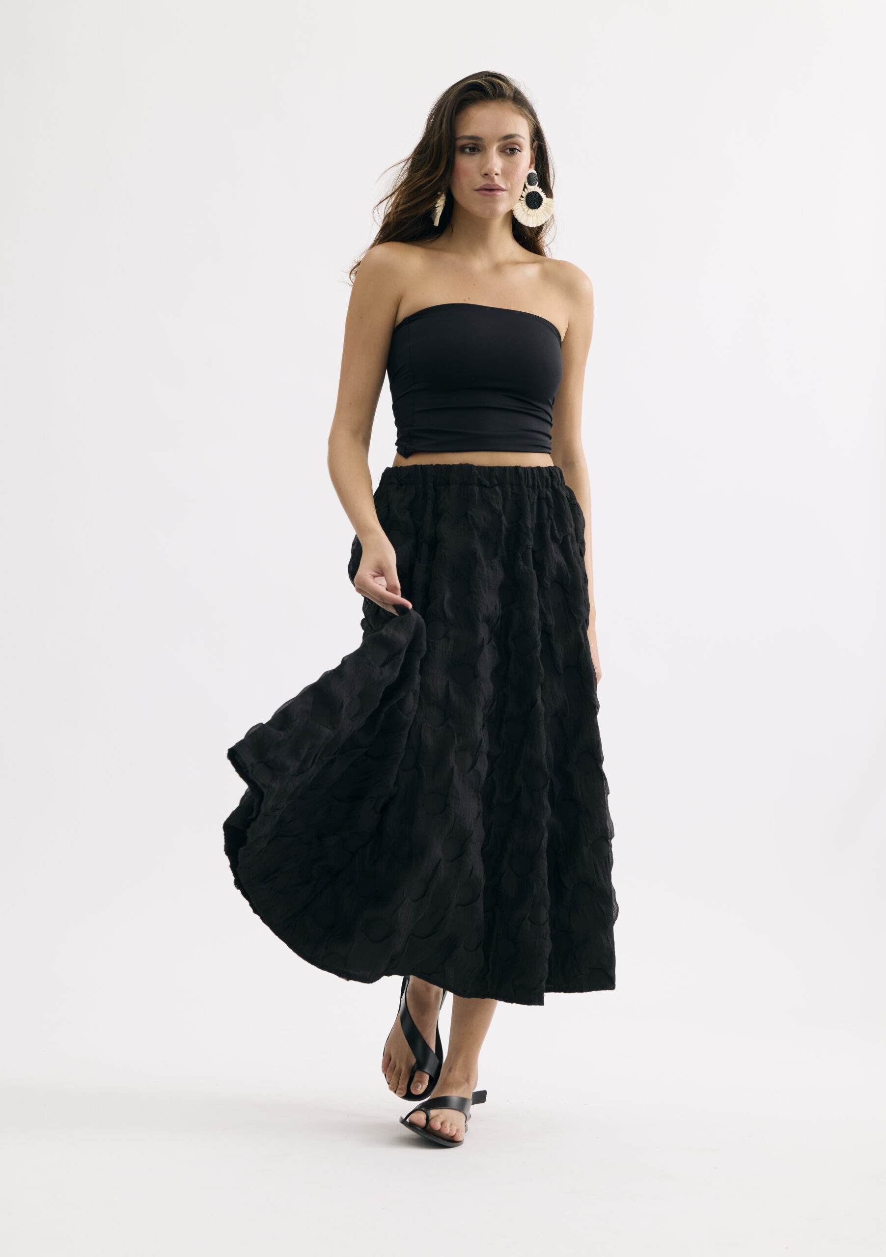 חצאית מקסי שחורה בטקסטורה עשירה