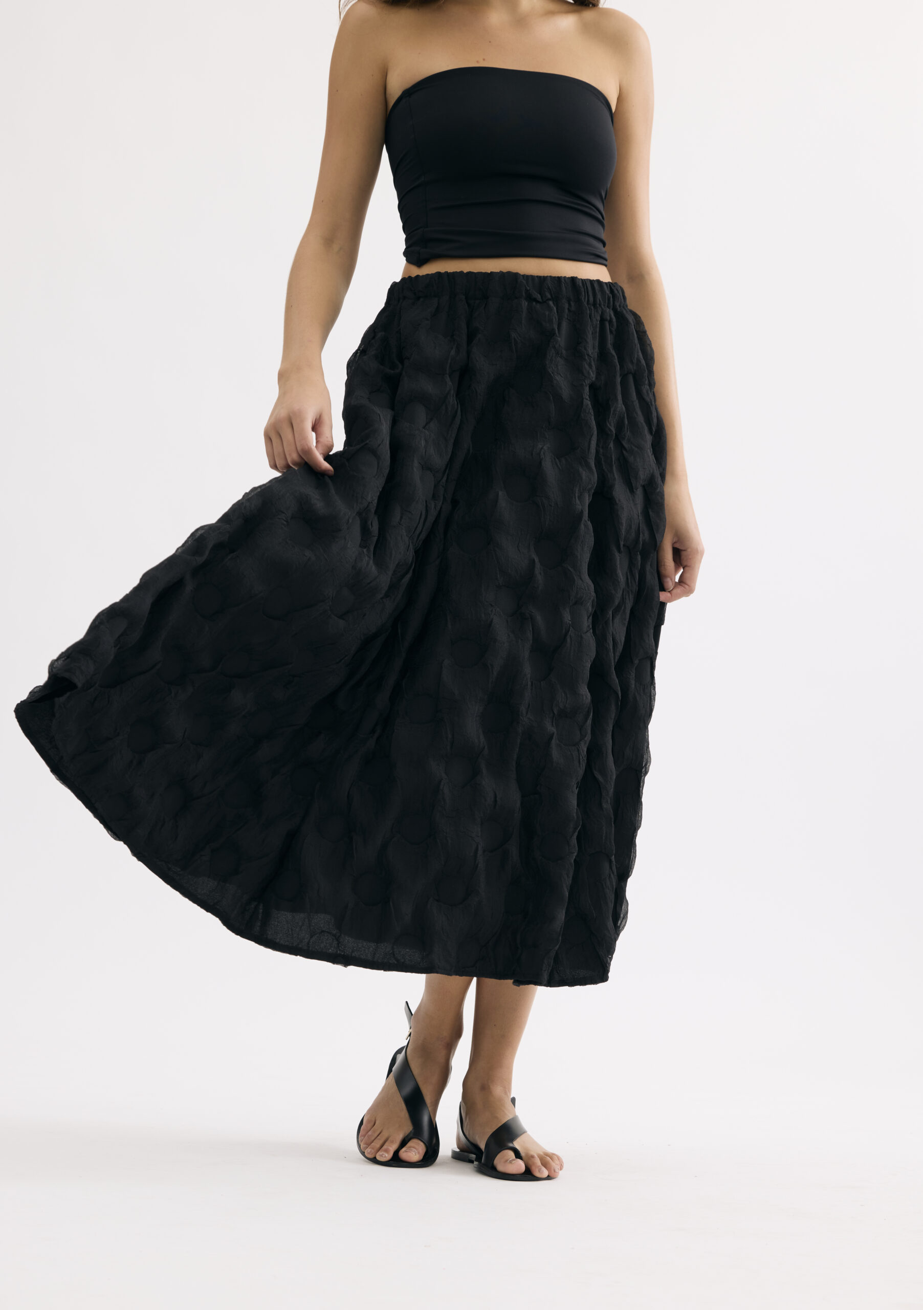 חצאית מקסי שחורה בטקסטורה עשירה