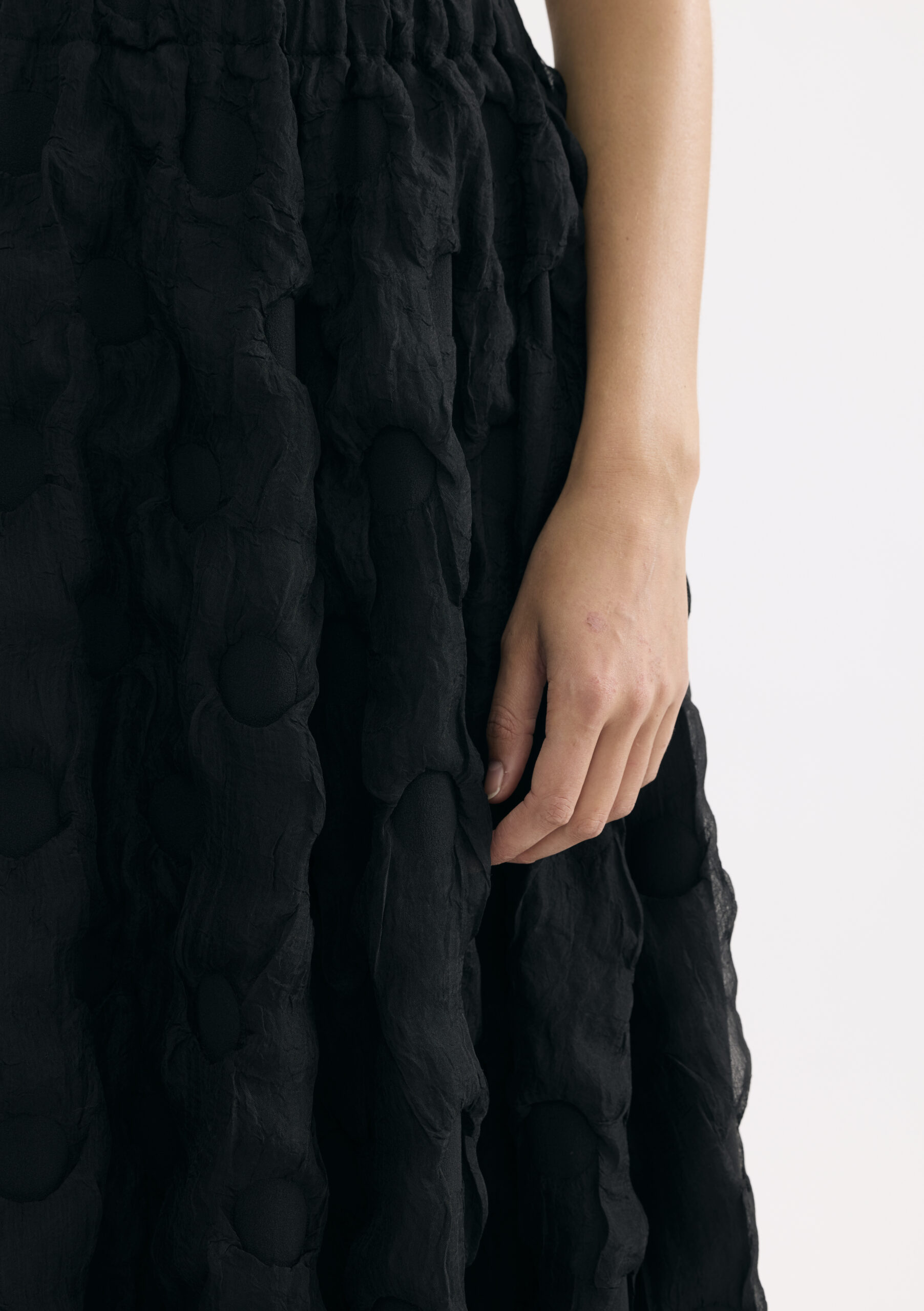 חצאית מקסי שחורה בטקסטורה עשירה