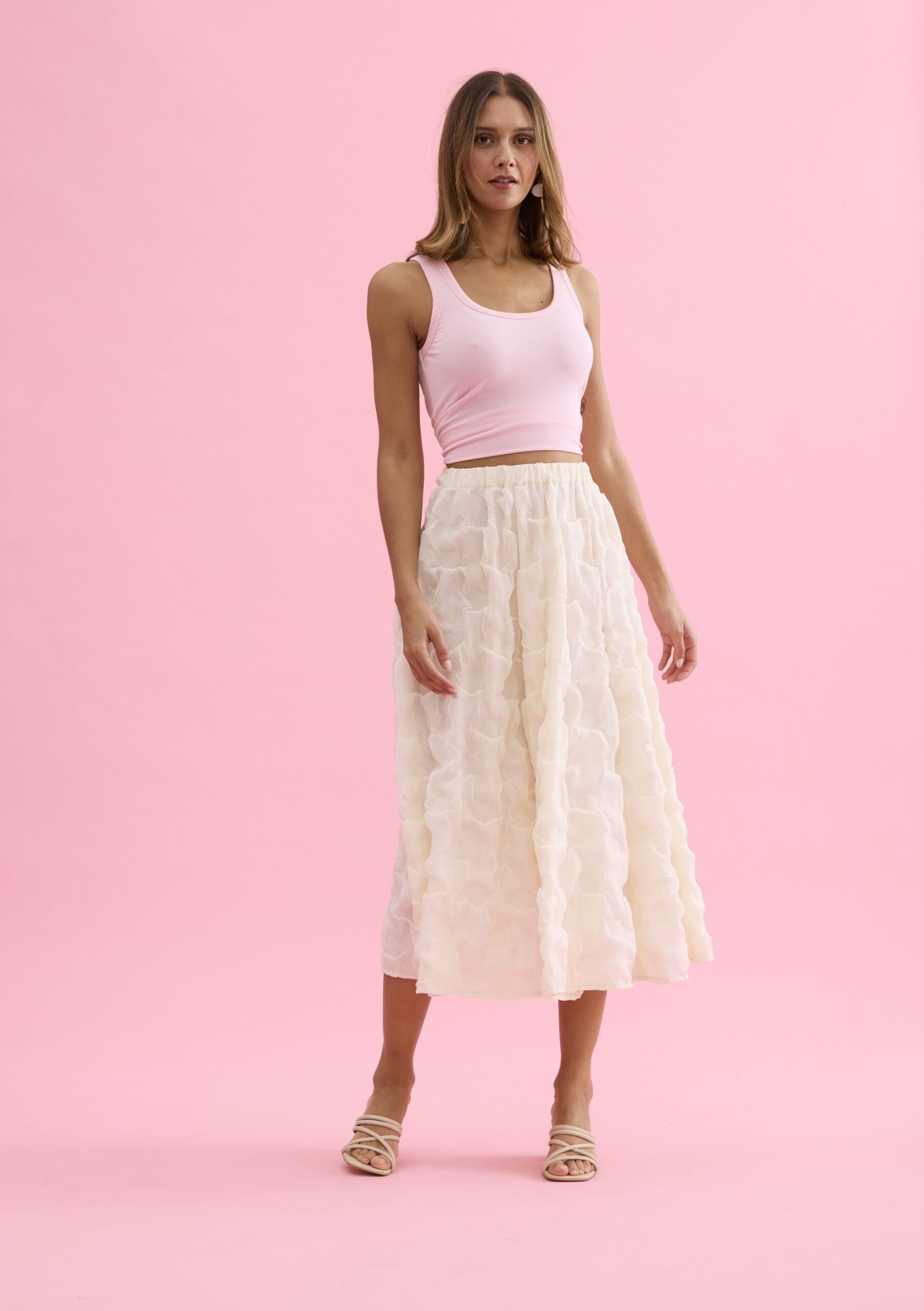 חצאית מקסי שחורה בטקסטורה עשירה