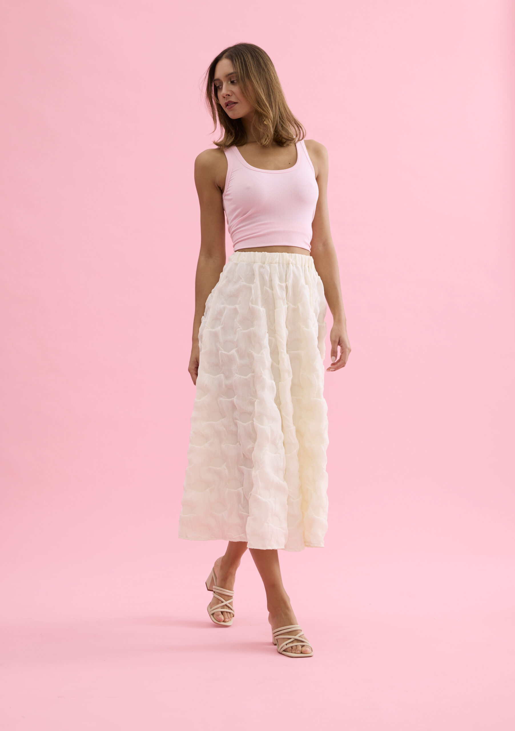 חצאית מקסי שחורה בטקסטורה עשירה