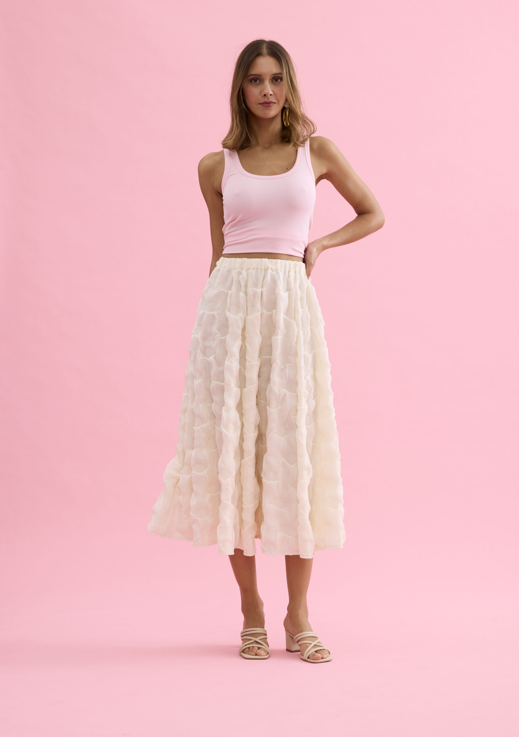 חצאית מקסי שחורה בטקסטורה עשירה