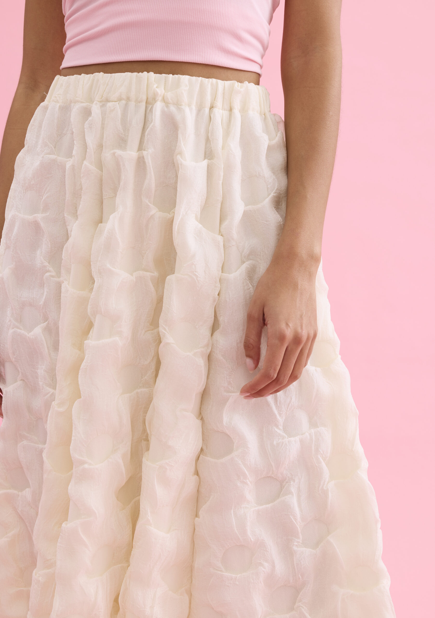 חצאית מקסי שחורה בטקסטורה עשירה