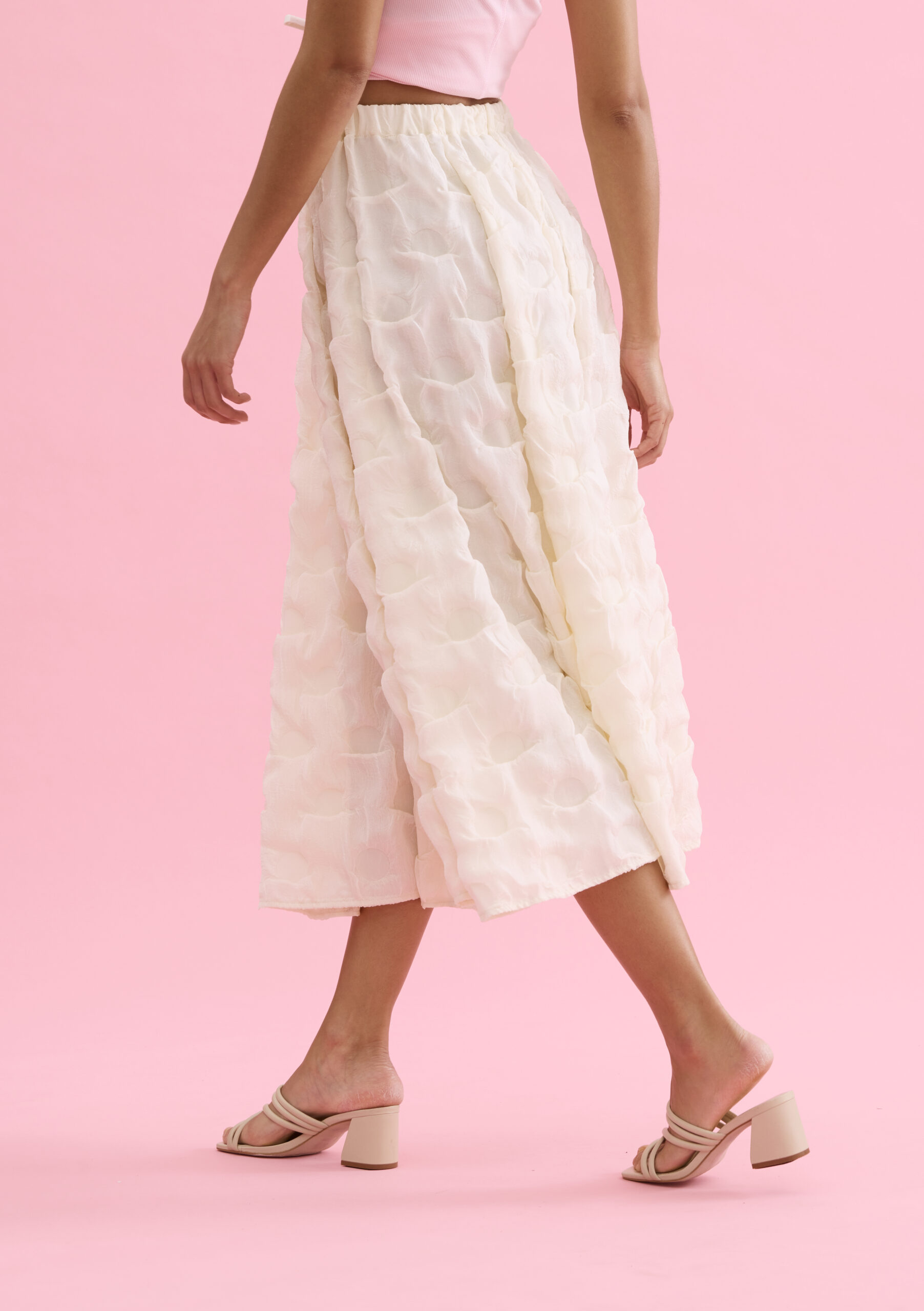 חצאית מקסי שחורה בטקסטורה עשירה