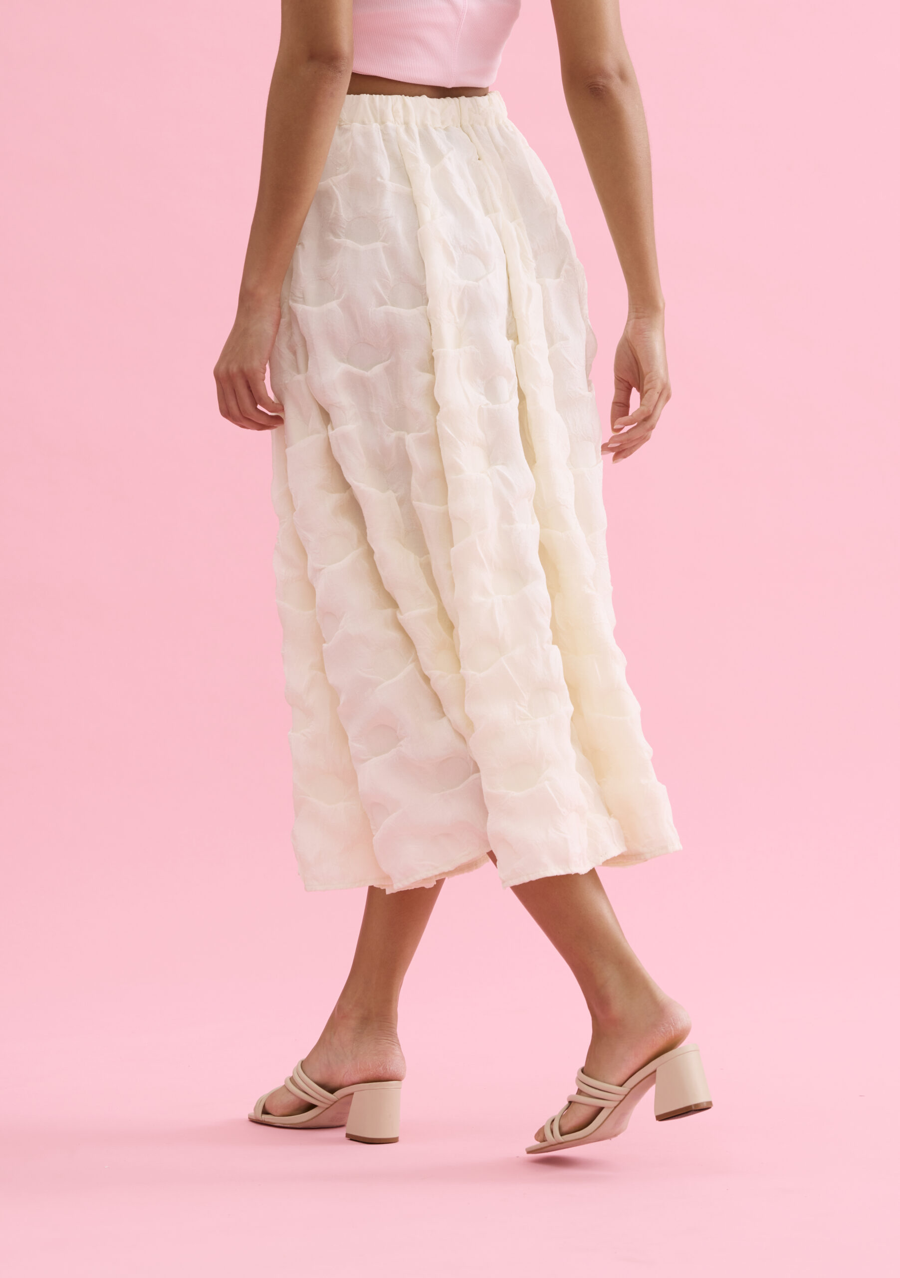 חצאית מקסי שחורה בטקסטורה עשירה