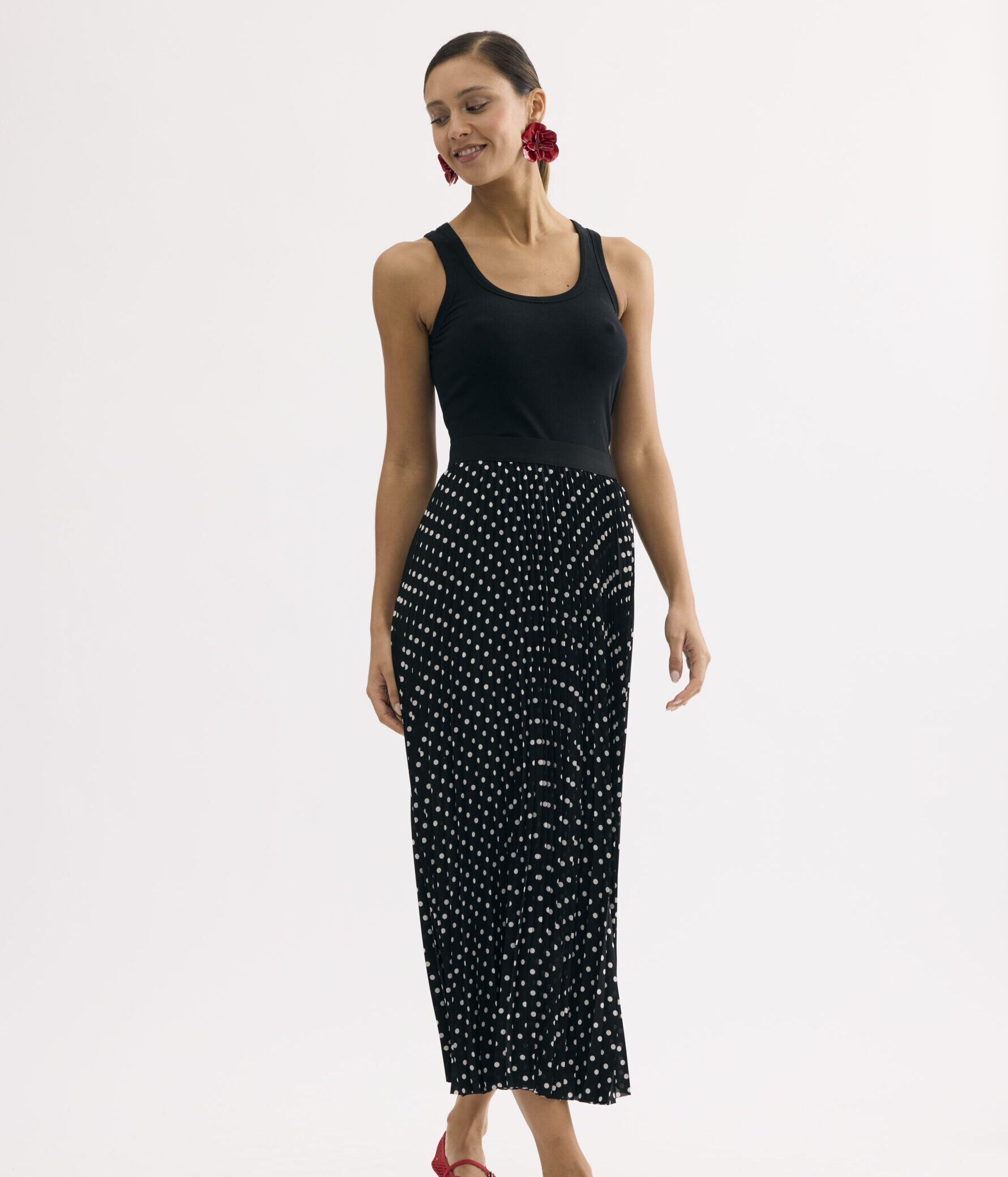 חצאית פליסה שחורה עם נקודות
