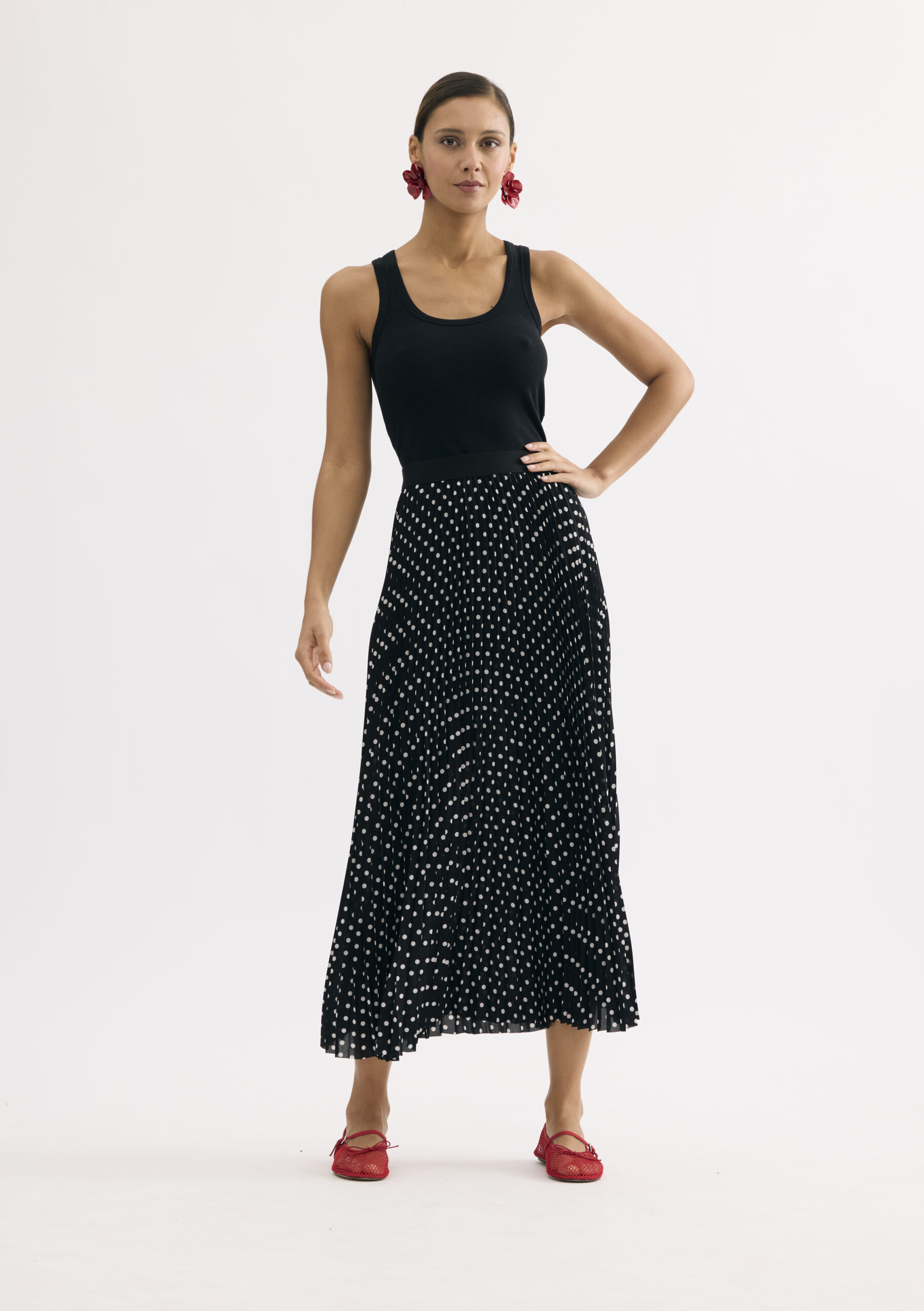 חצאית פליסה שחורה עם נקודות