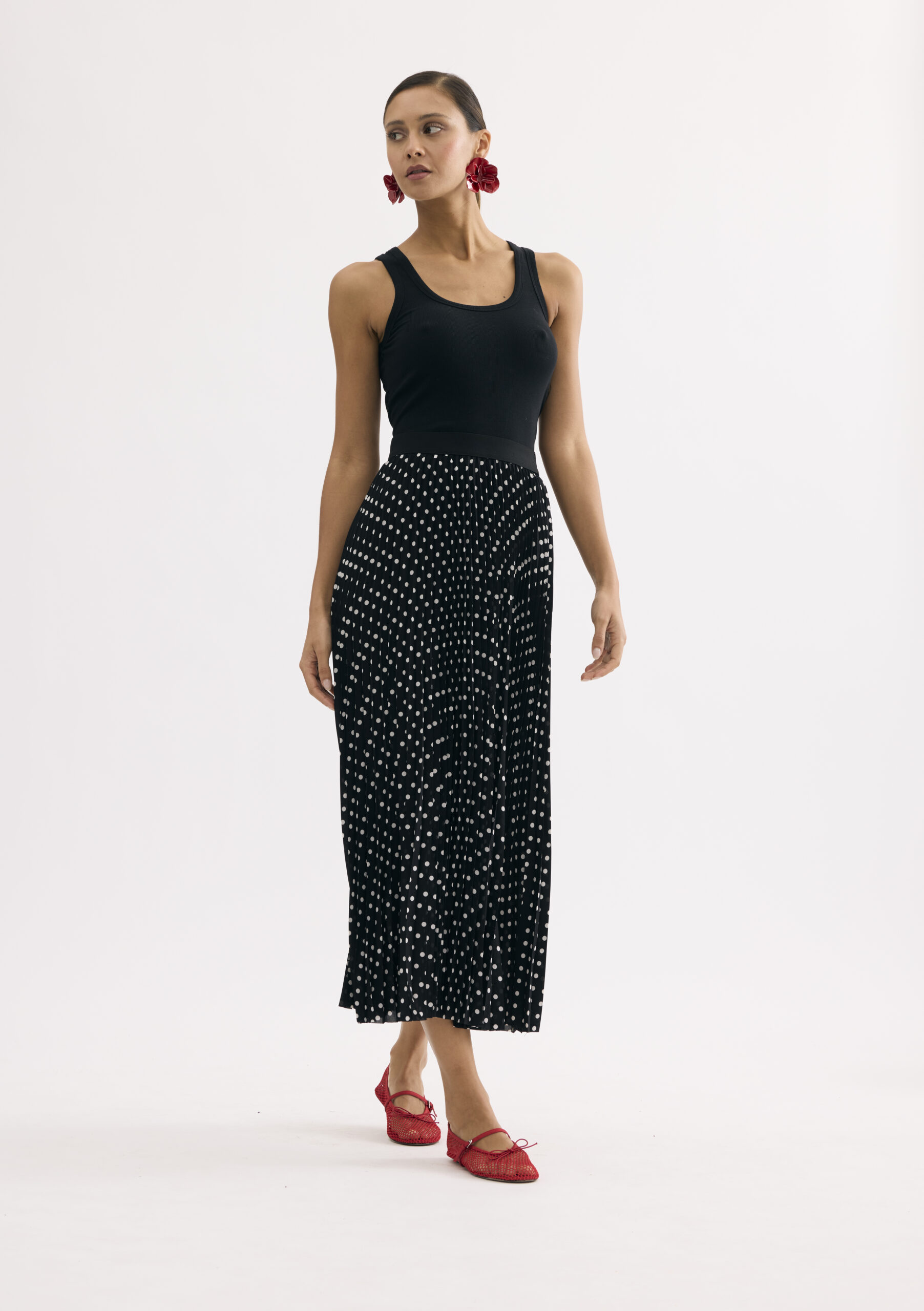 חצאית פליסה שחורה עם נקודות