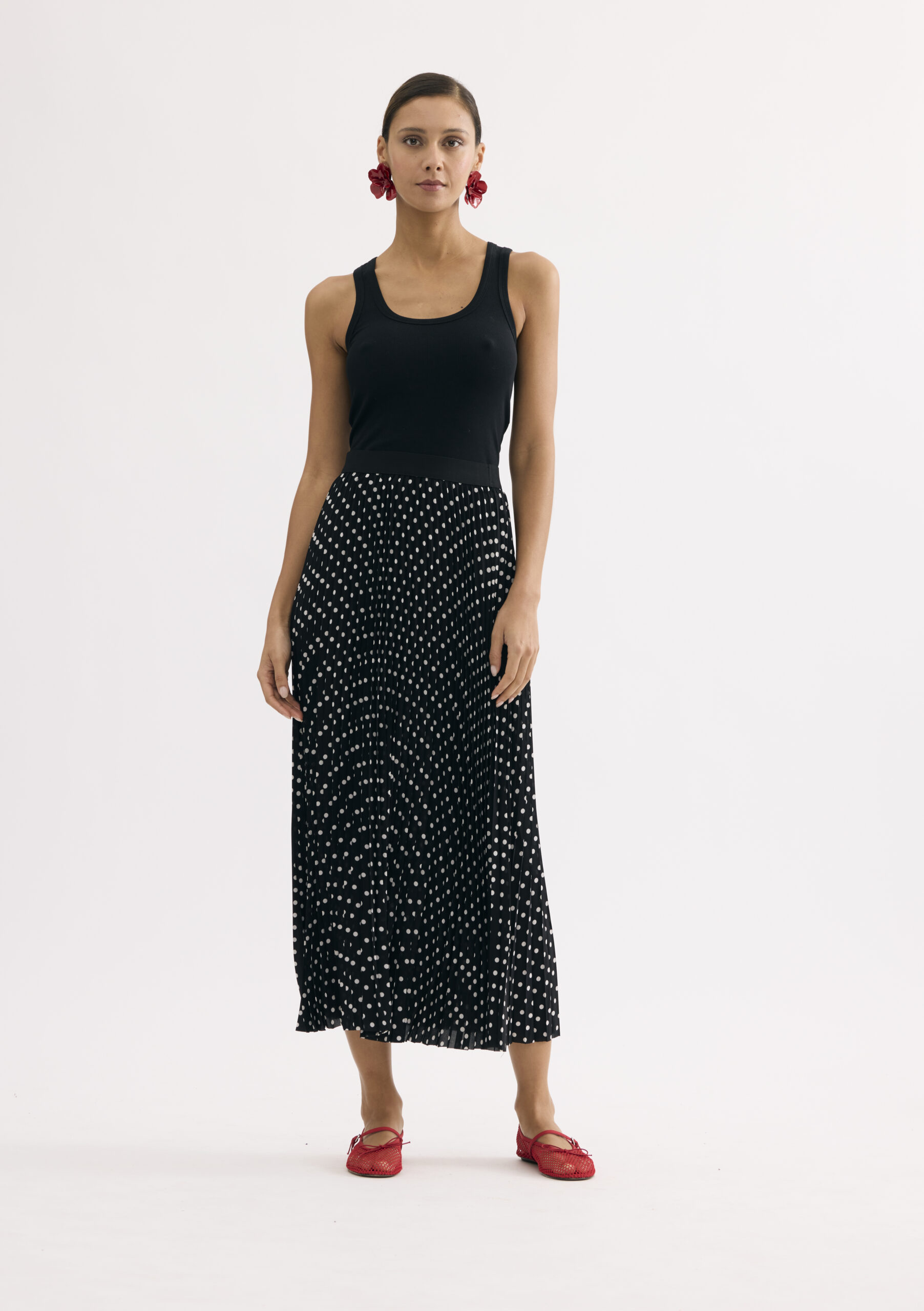 חצאית פליסה שחורה עם נקודות