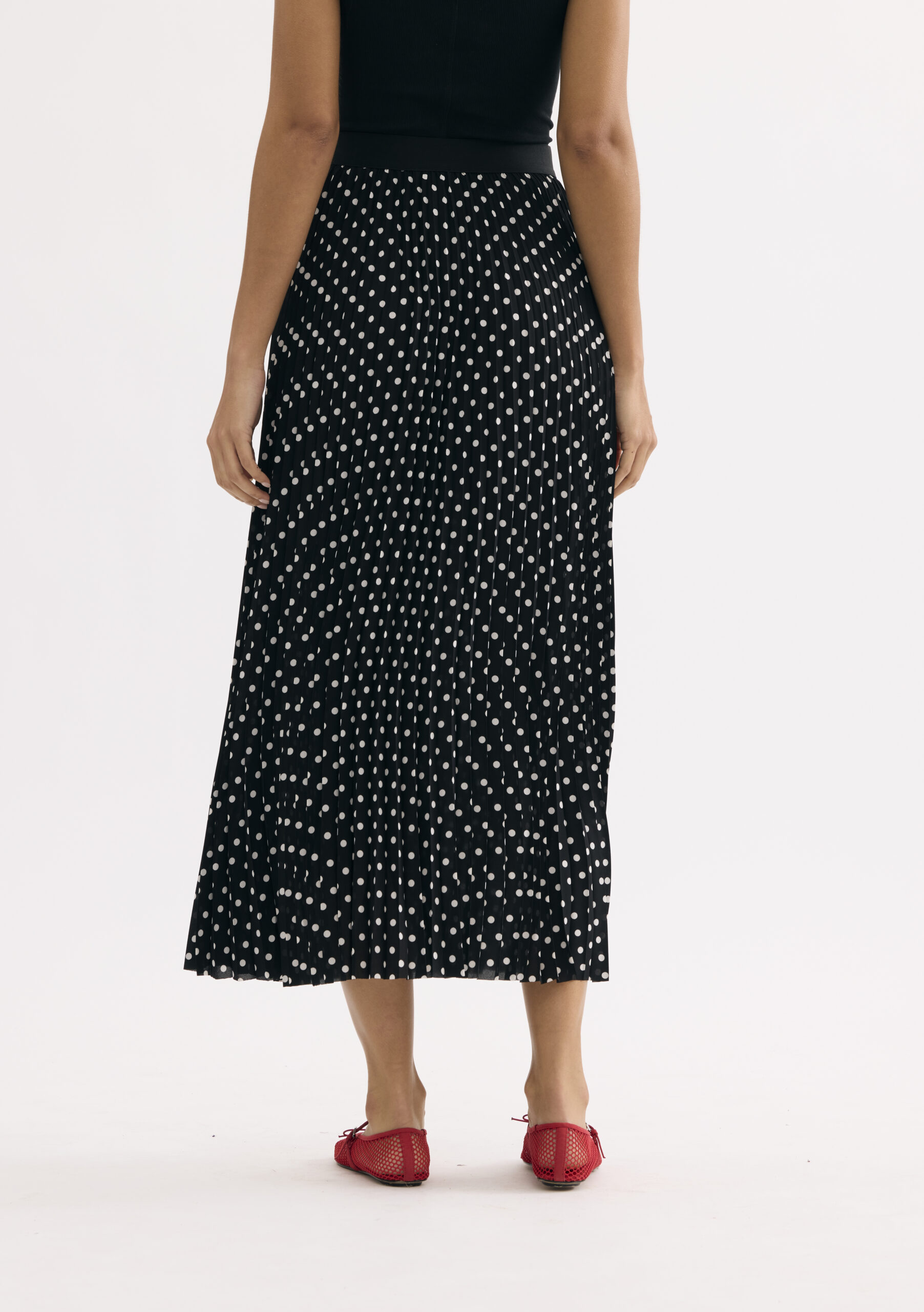 חצאית פליסה שחורה עם נקודות