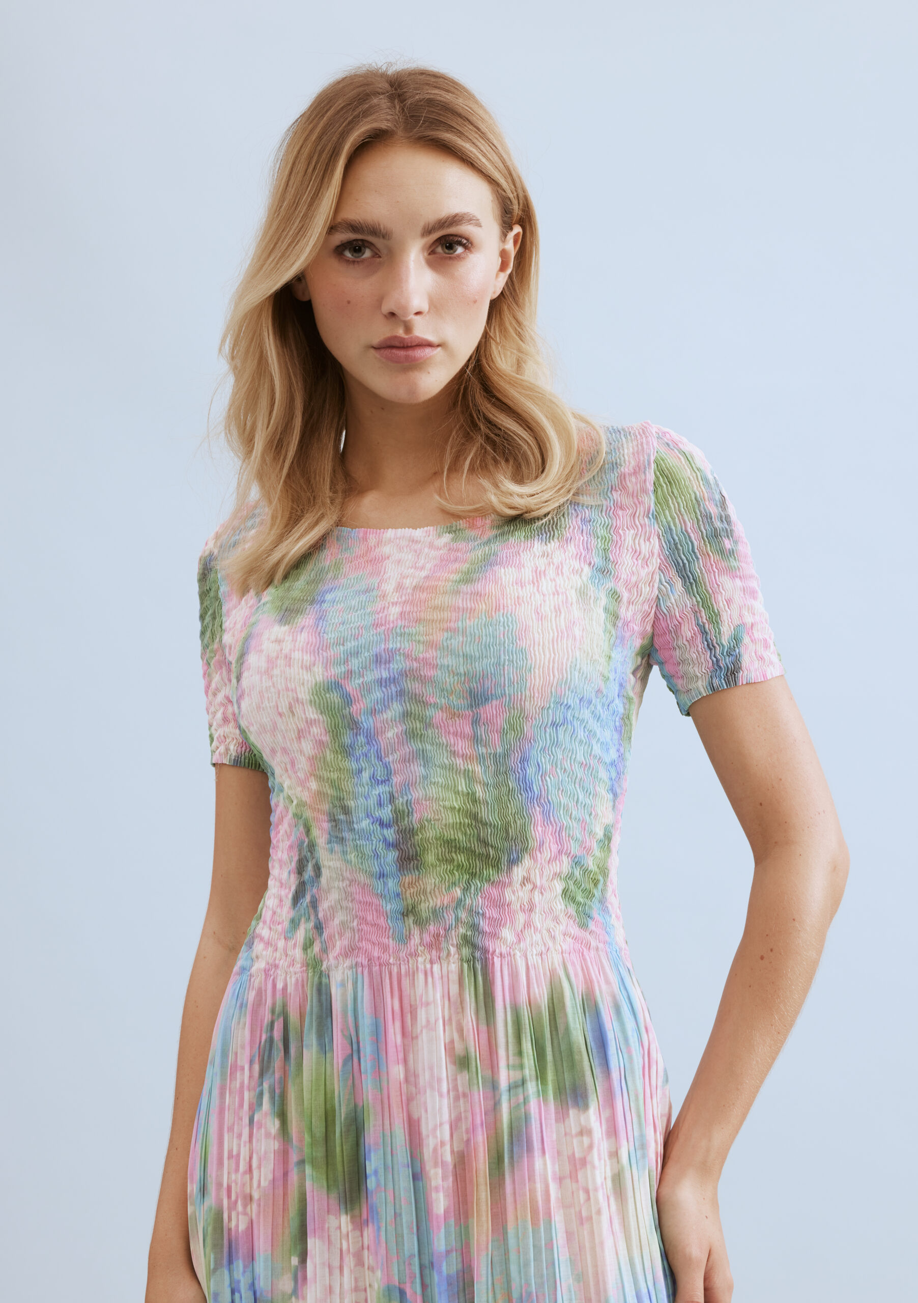 שמלת מקסי פרחונית עם גזרה רכה