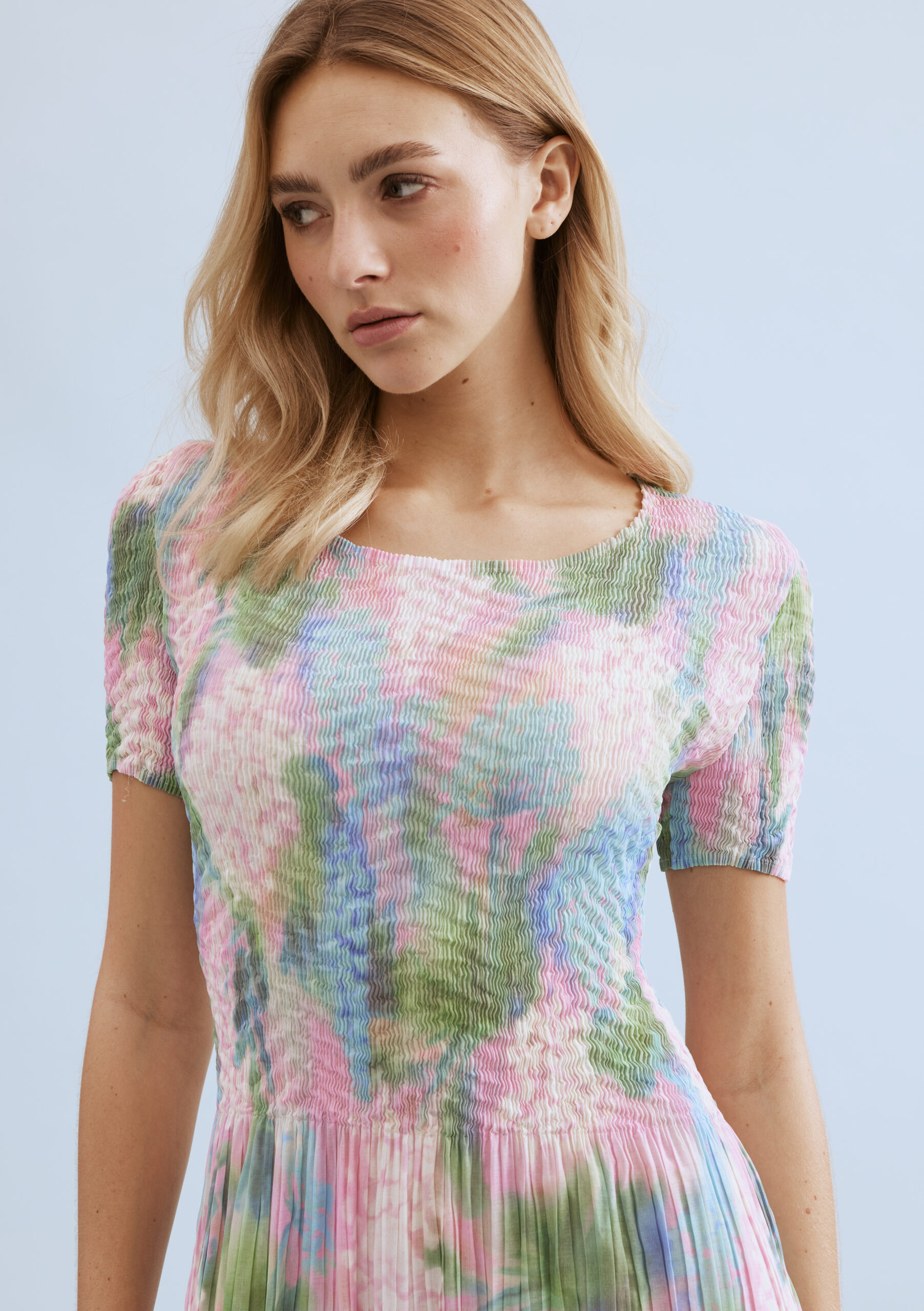 שמלת מקסי פרחונית עם גזרה רכה