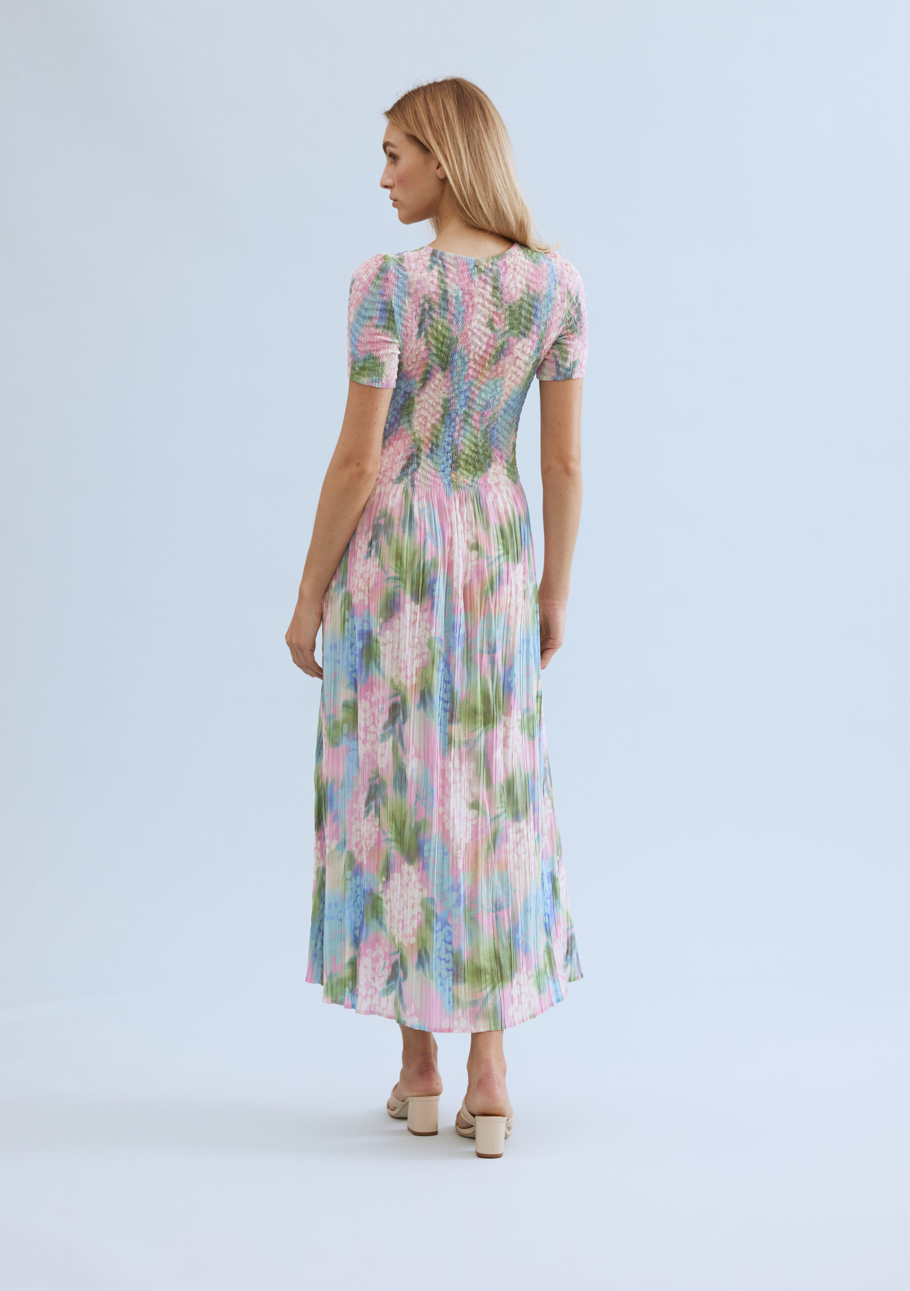 שמלת מקסי פרחונית עם גזרה רכה