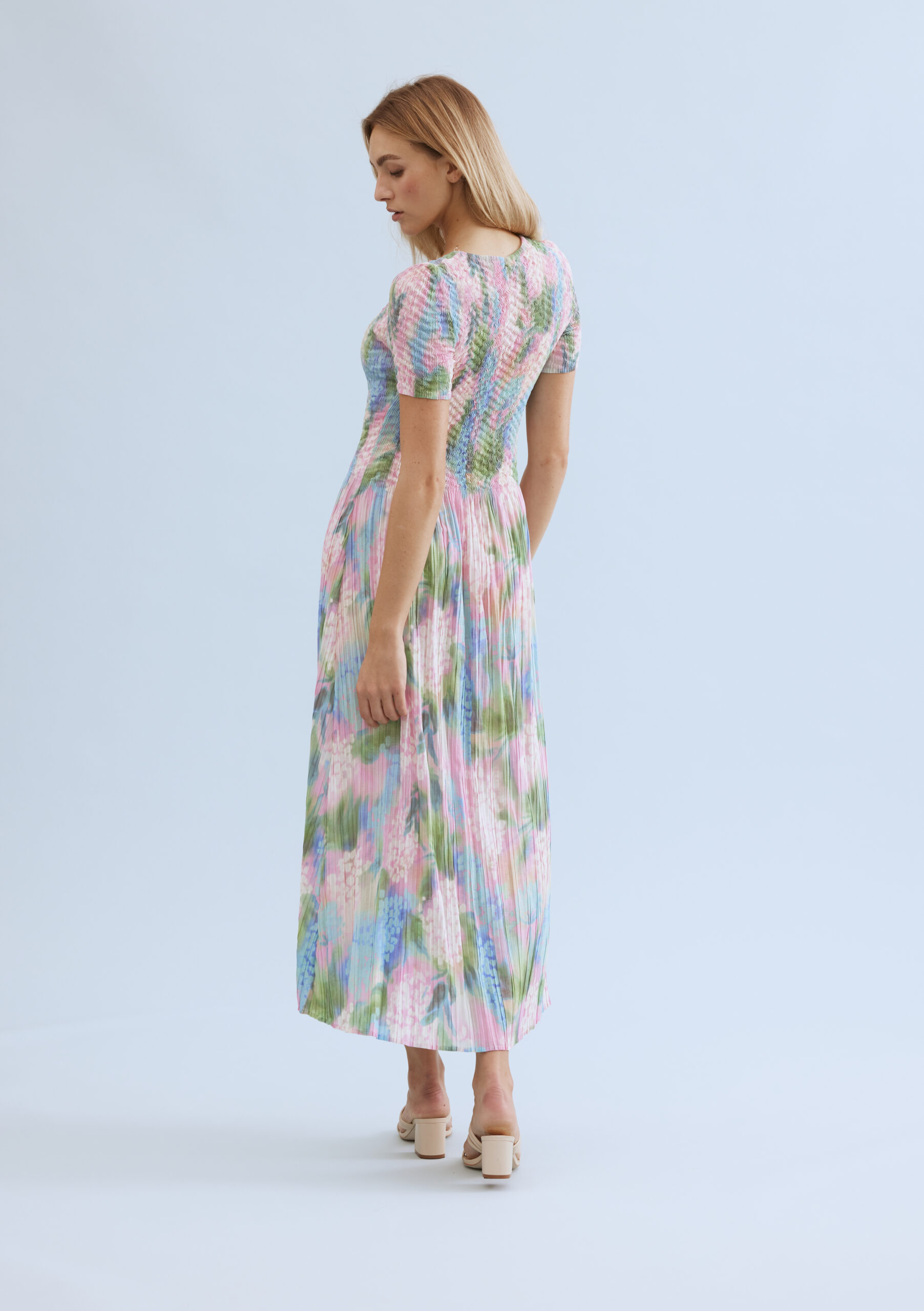 שמלת מקסי פרחונית עם גזרה רכה