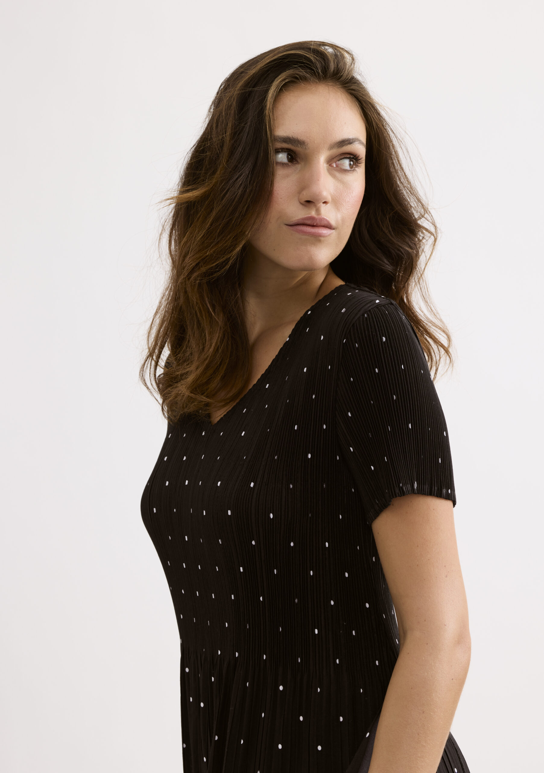 שמלת מקסי שחורה עם דיטיילים עדינים