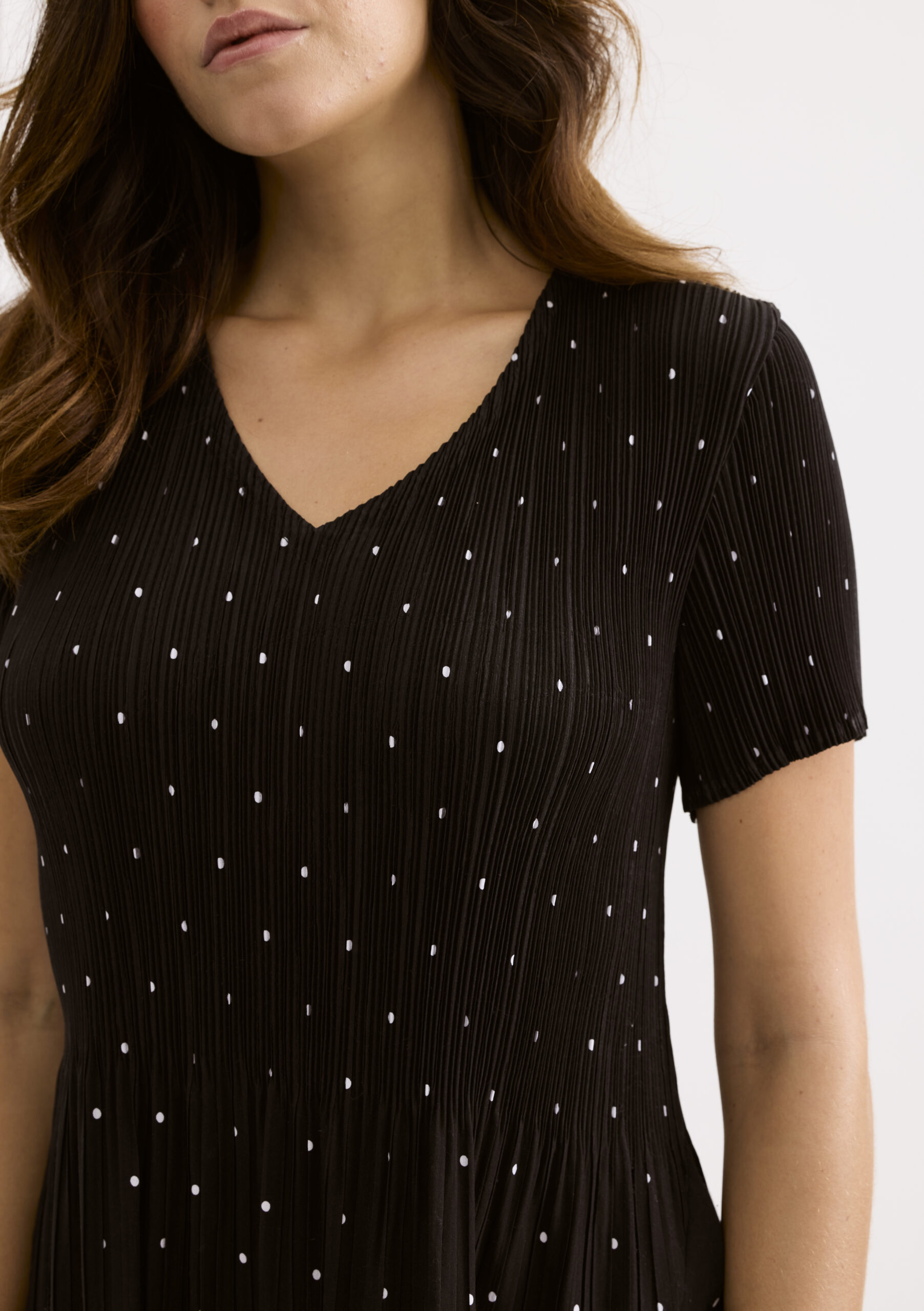 שמלת מקסי שחורה עם דיטיילים עדינים