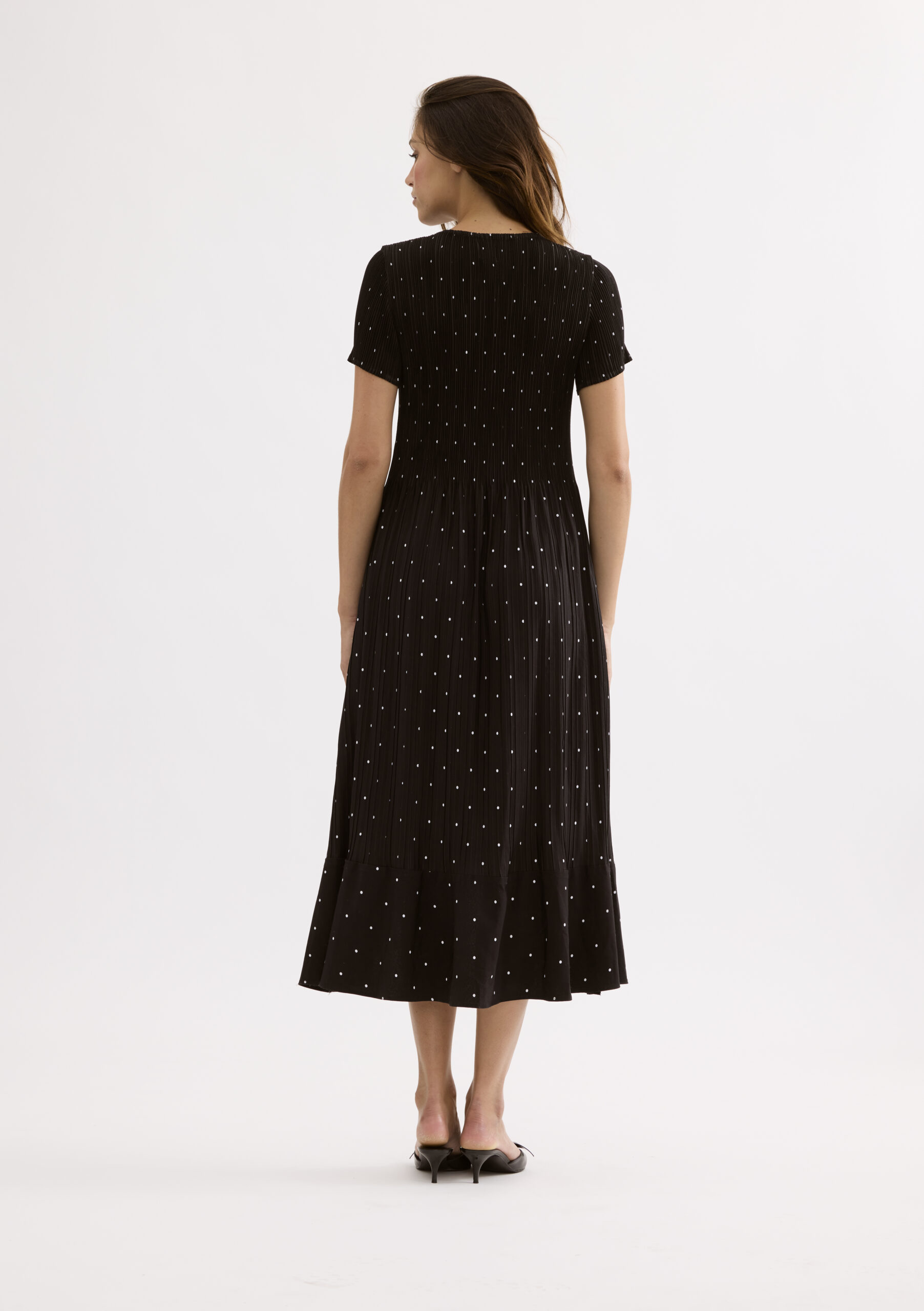 שמלת מקסי שחורה עם דיטיילים עדינים