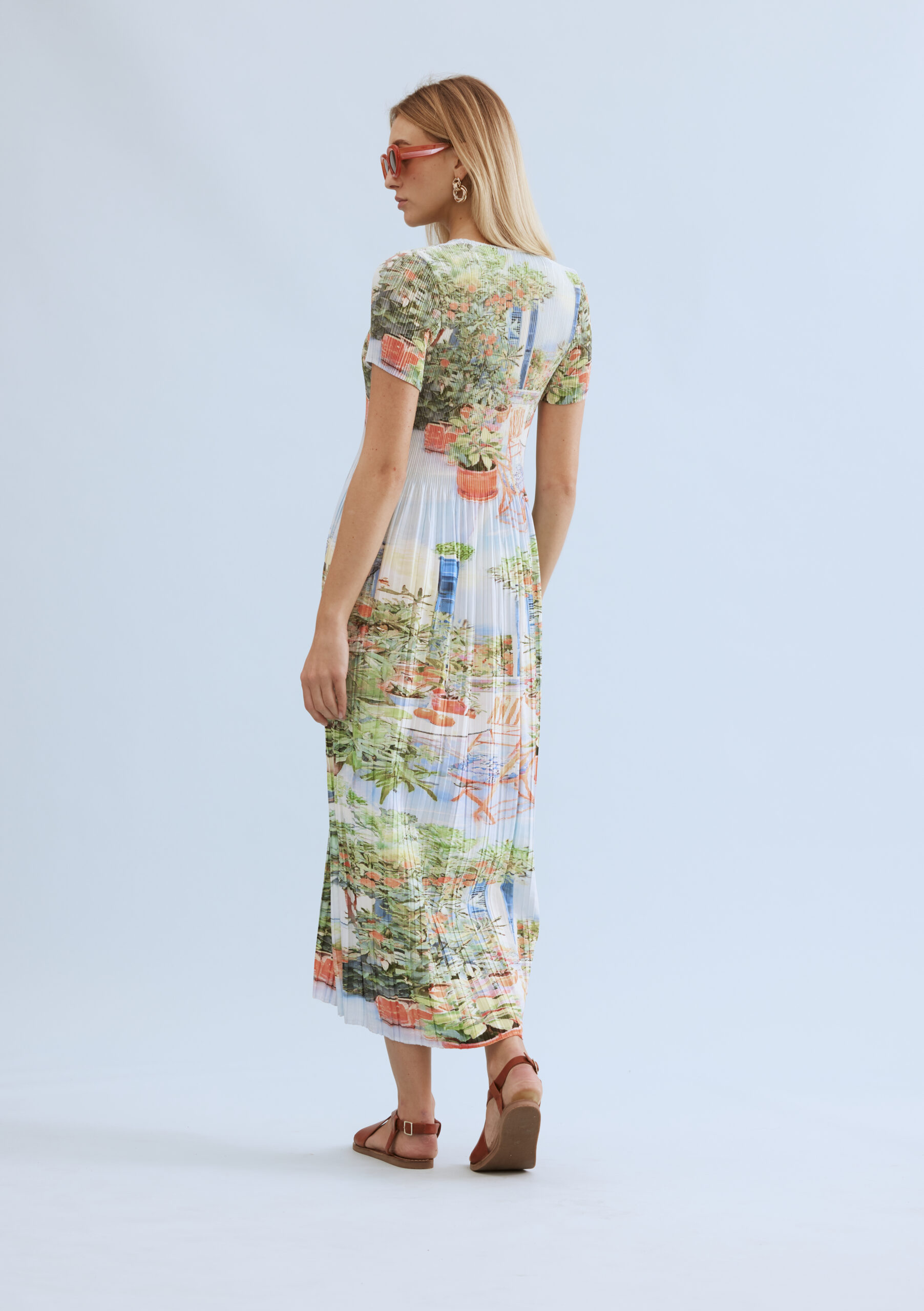 שמלת מקסי פרחונית עם גזרה נשפכת