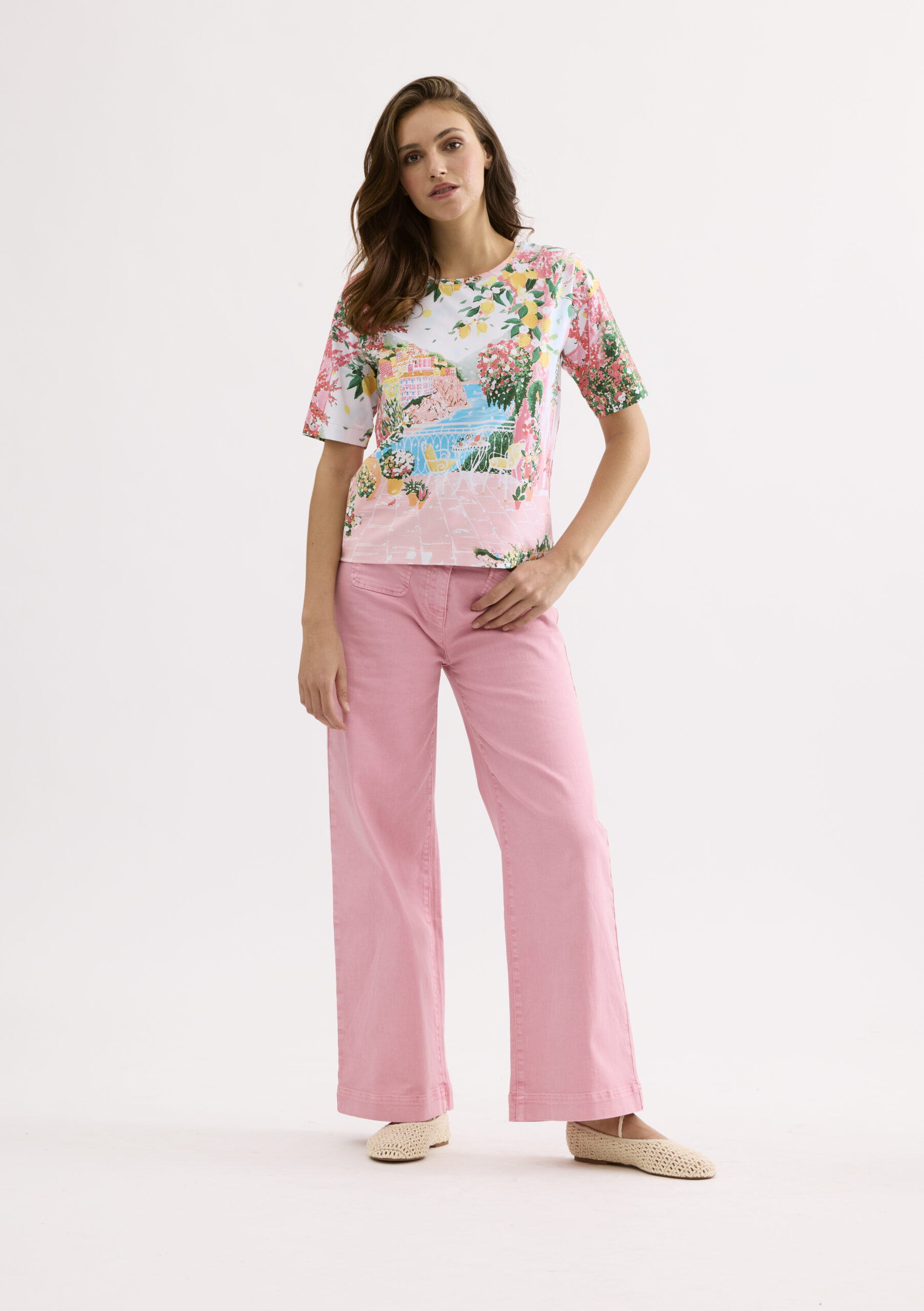 חולצת טי ורודה מאוירת