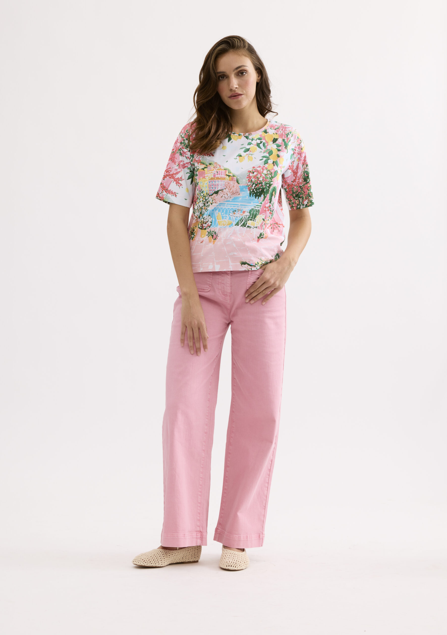 חולצת טי ורודה מאוירת