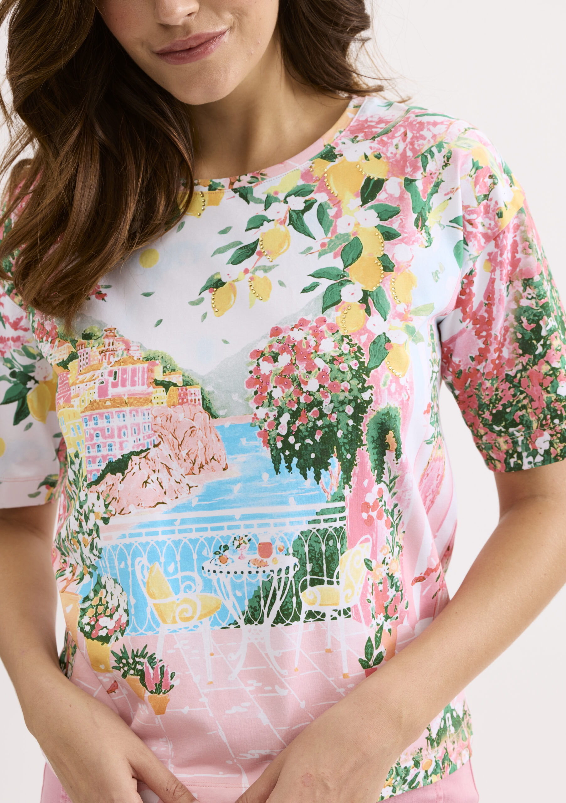 חולצת טי ורודה מאוירת