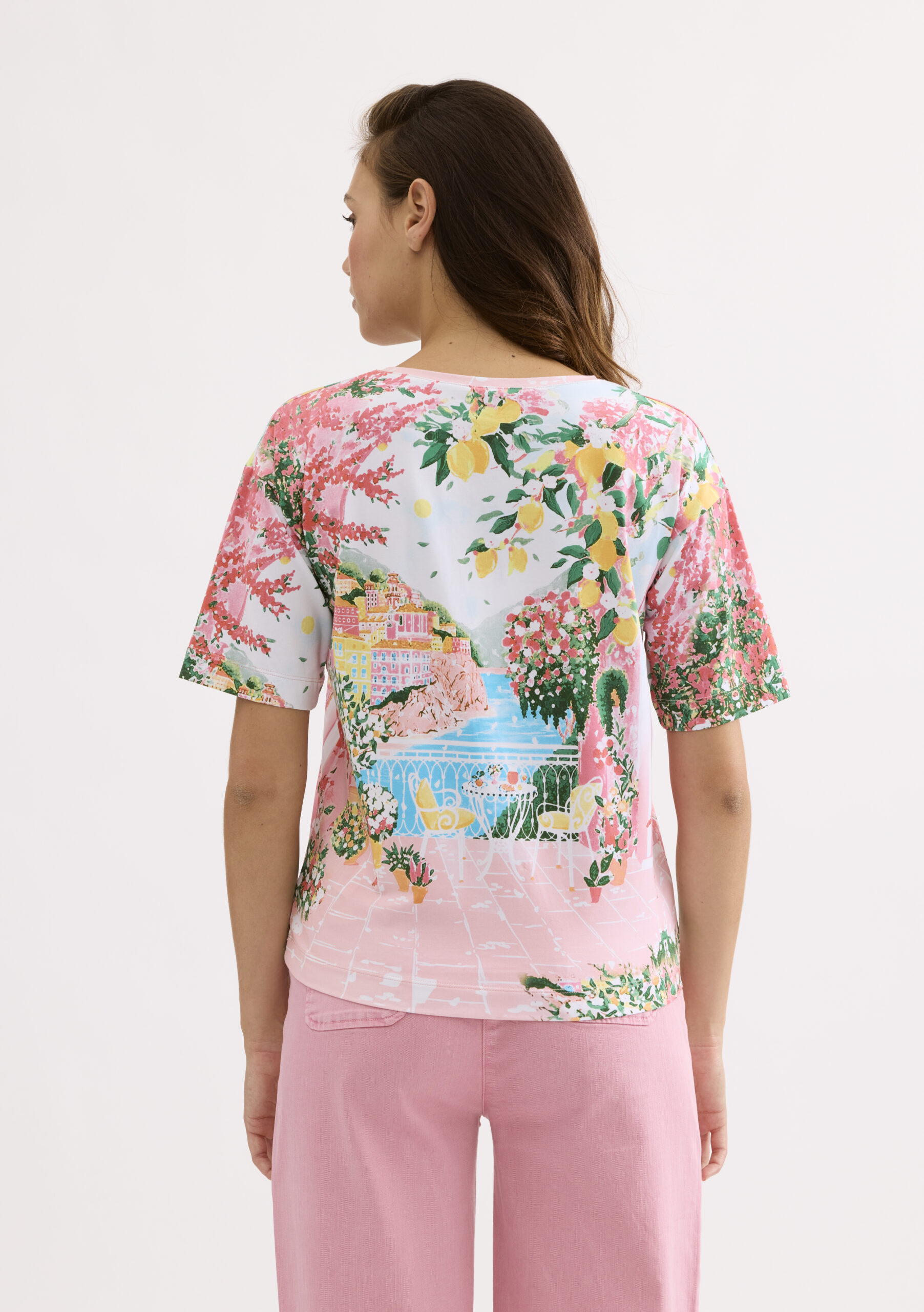 חולצת טי ורודה מאוירת