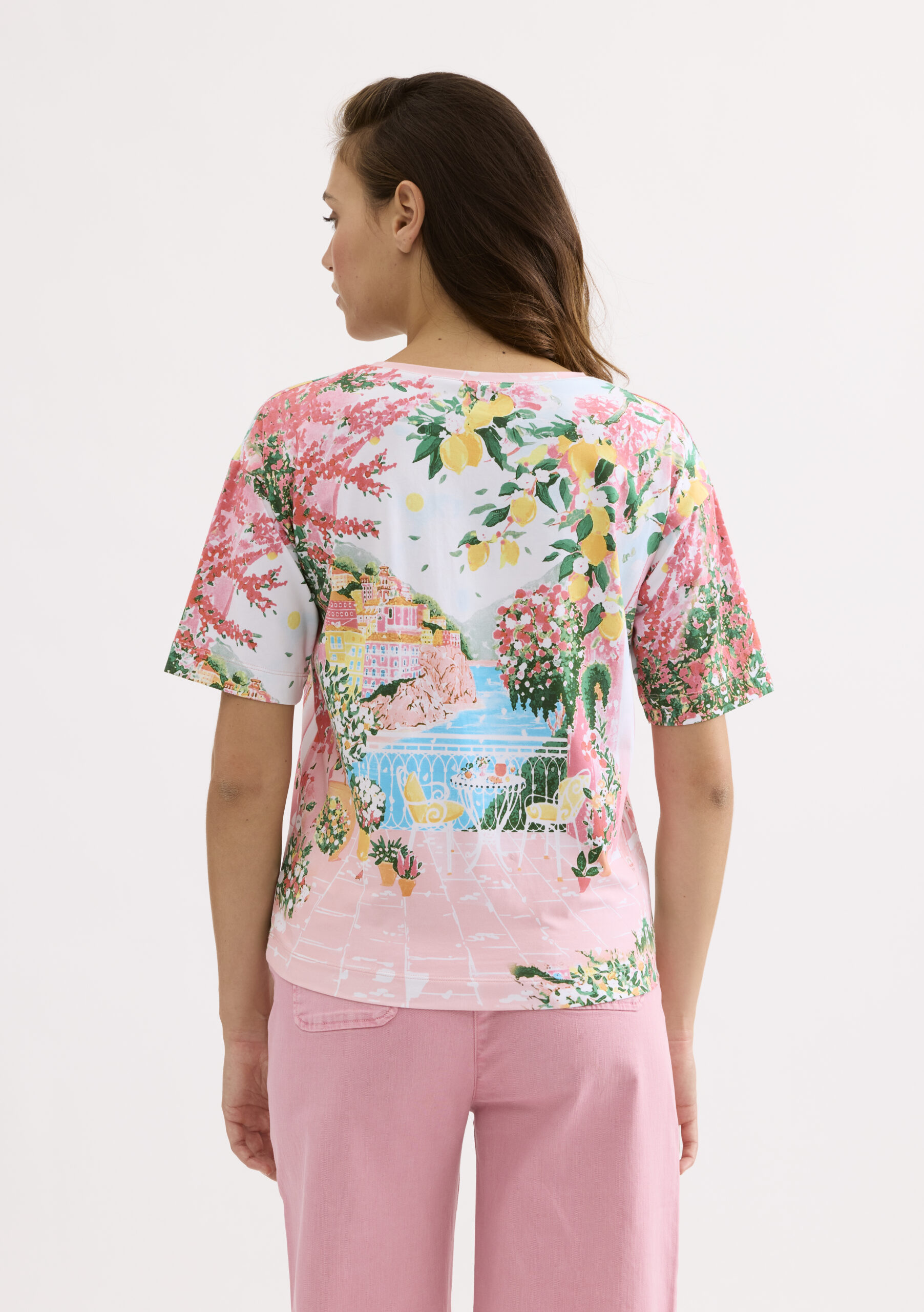 חולצת טי ורודה מאוירת