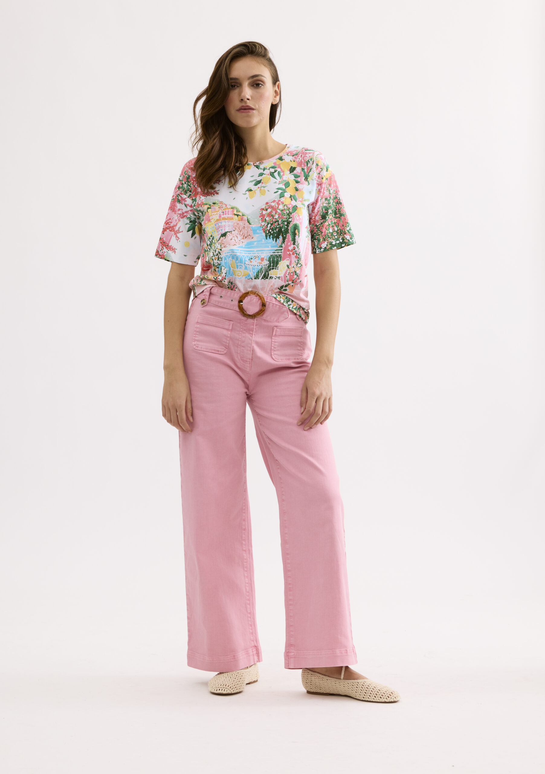 חולצת טי ורודה מאוירת