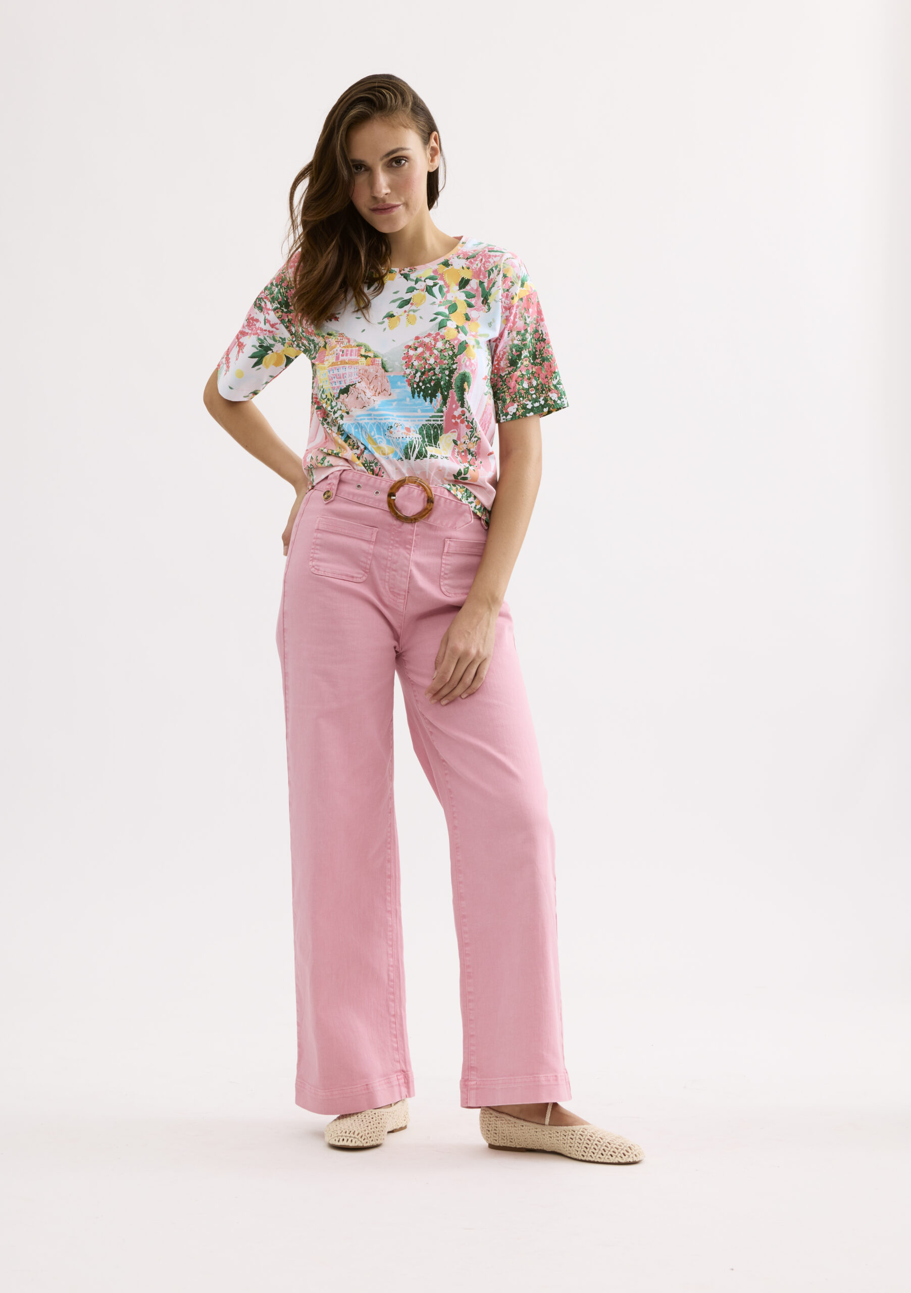 חולצת טי ורודה מאוירת