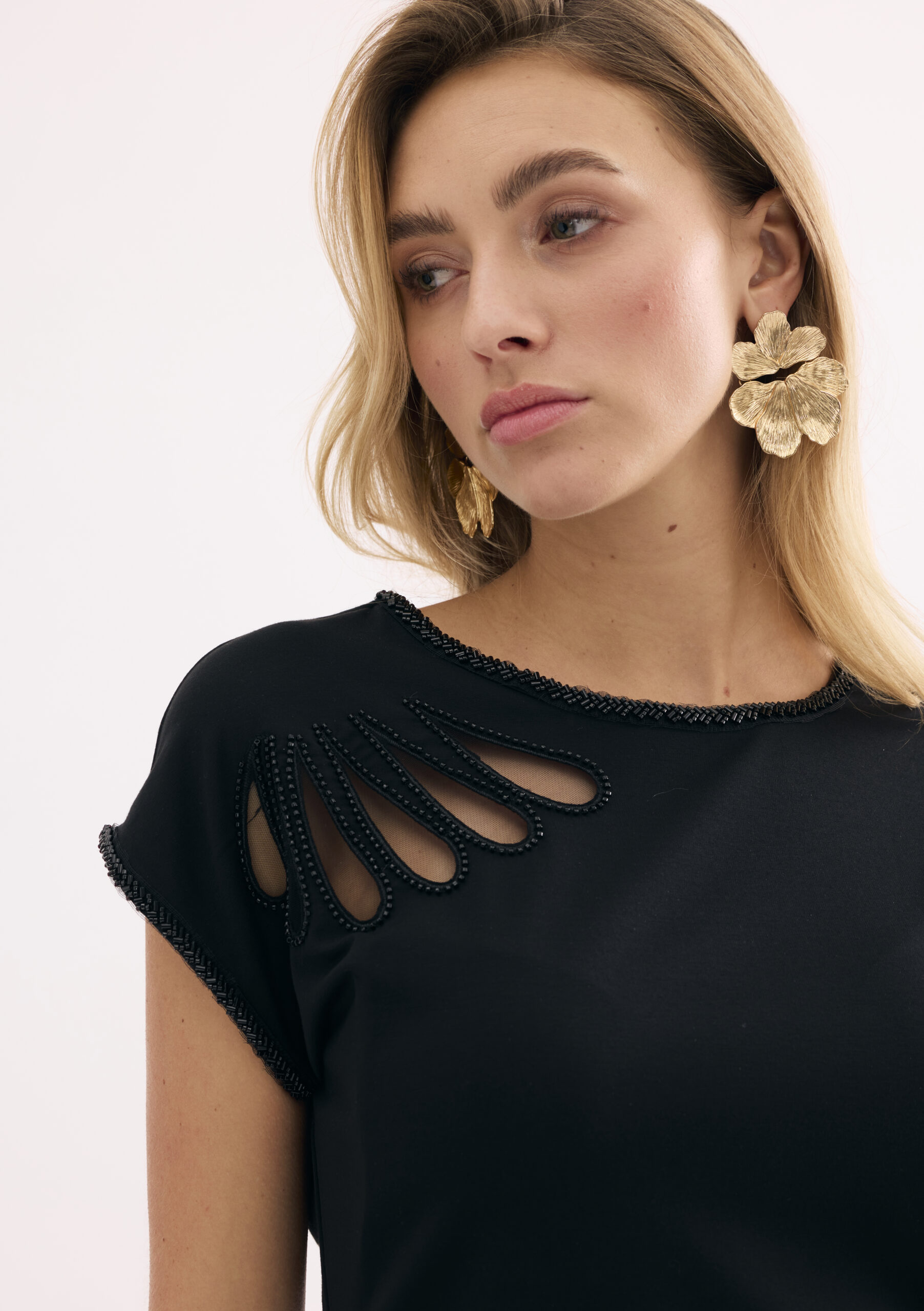 חולצת טי שחורה עם קרעים דקורטיביים