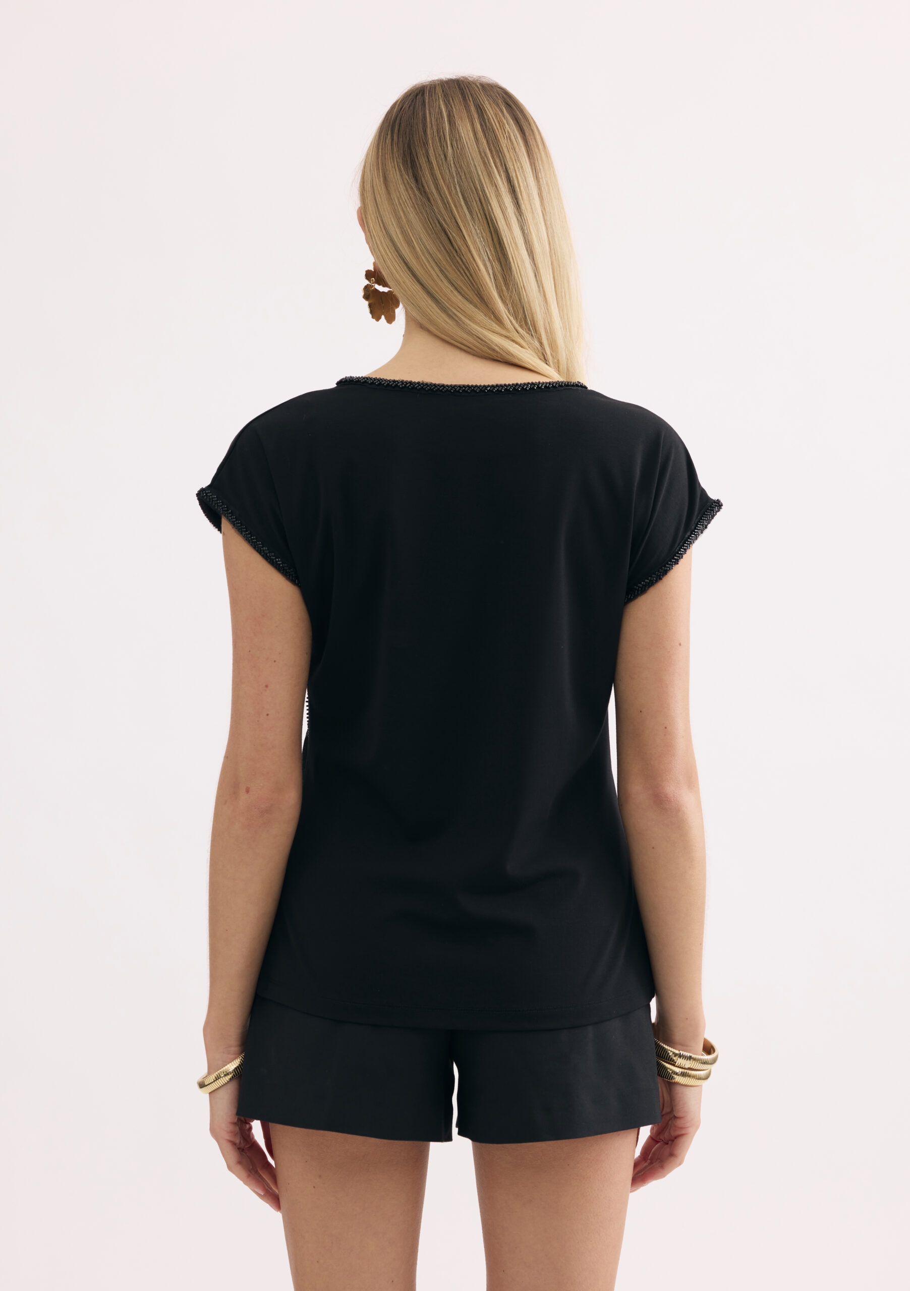 חולצת טי שחורה עם קרעים דקורטיביים