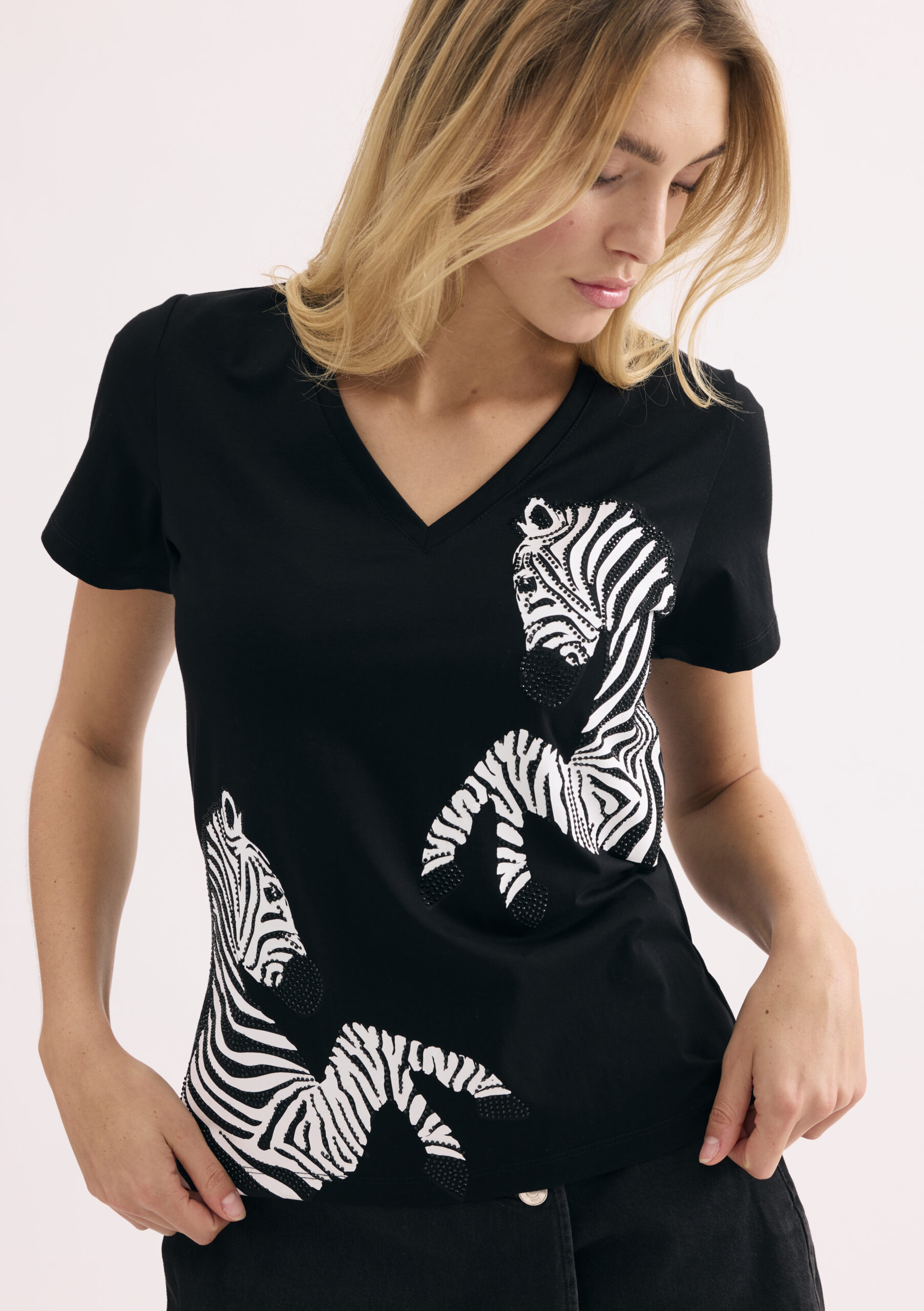 חולצת טי שחורה בהדפס זברה גרפי