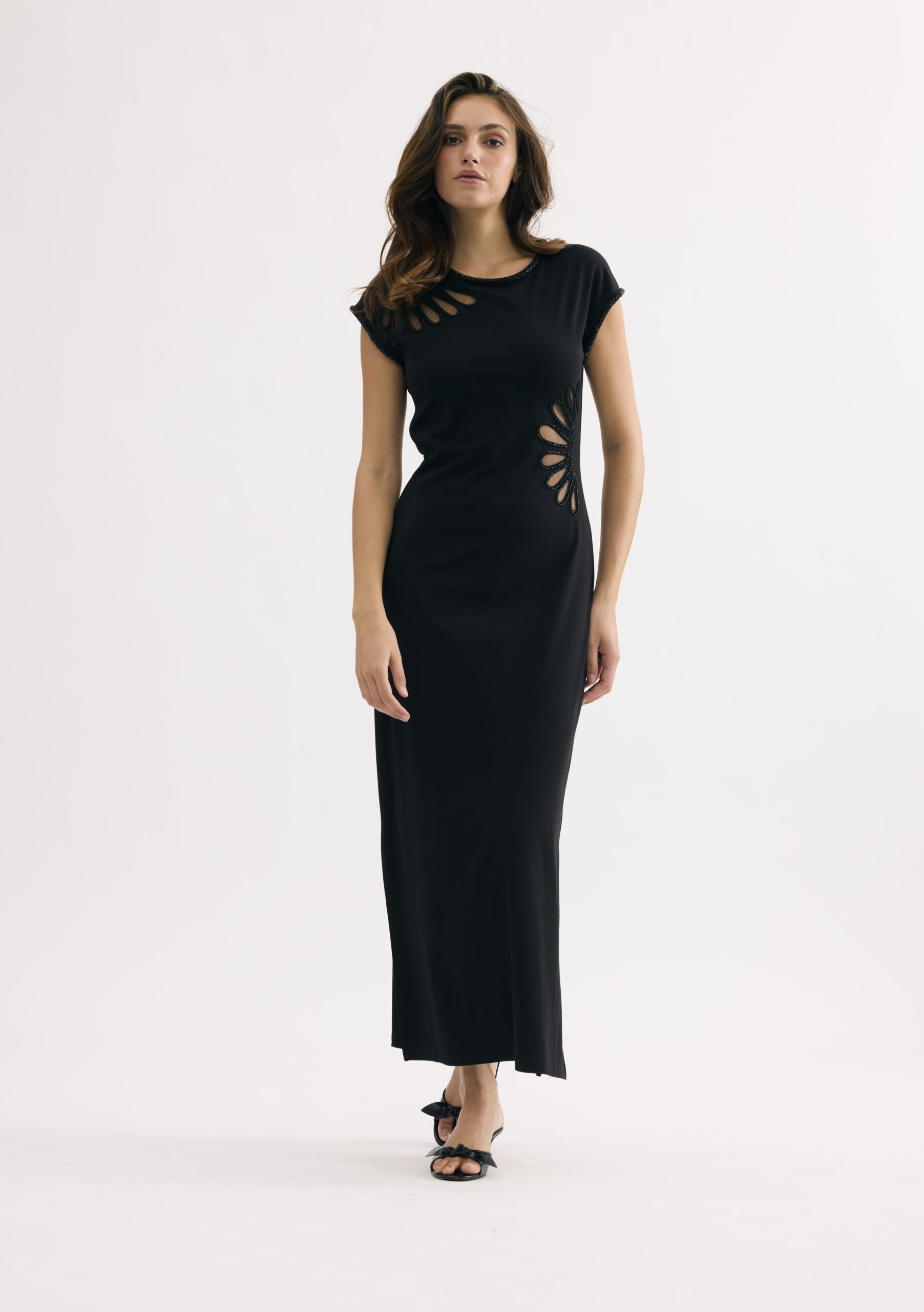 שמלת מקסי שחורה עם חיתוכים מעוצבים