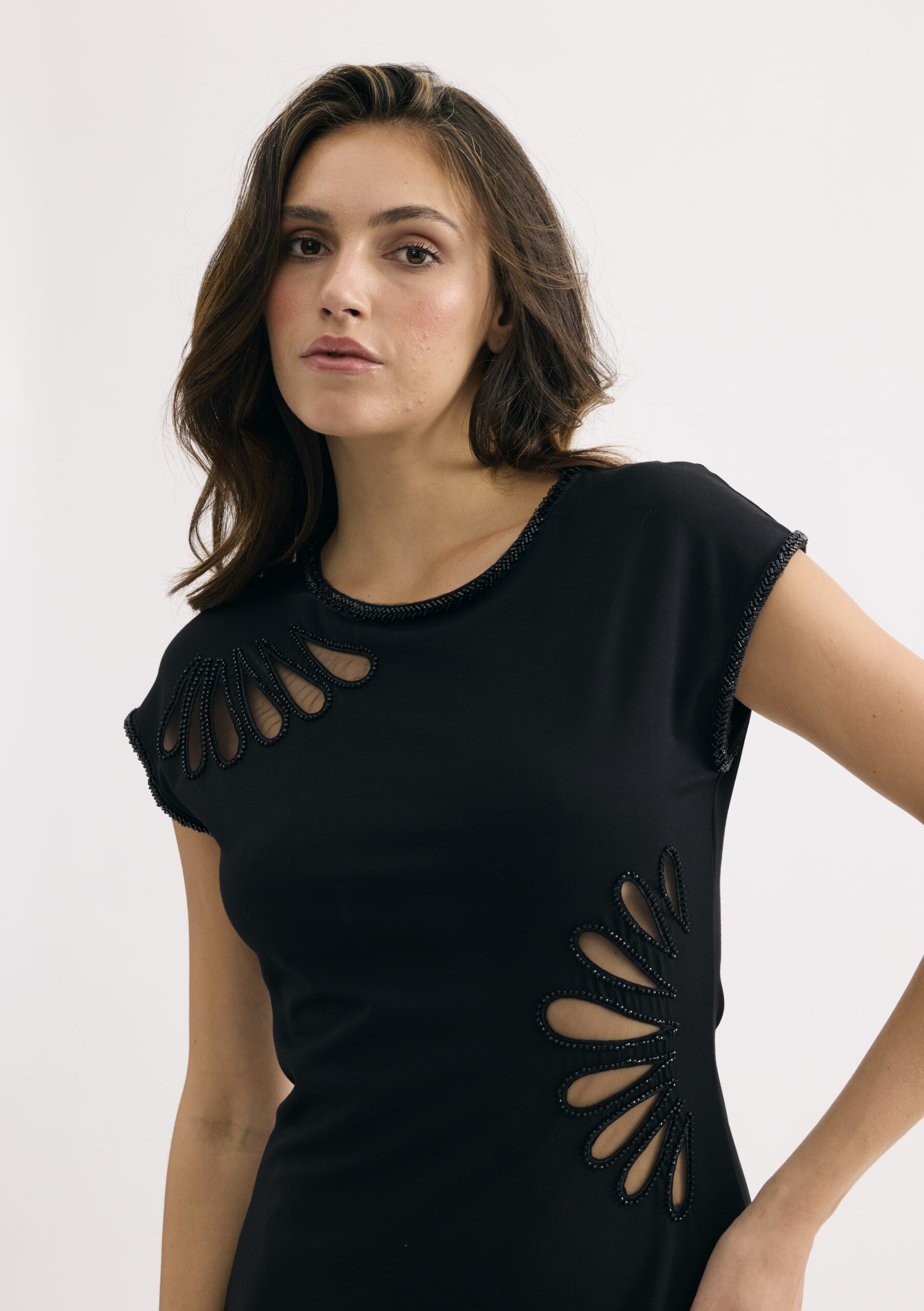 שמלת מקסי שחורה עם חיתוכים מעוצבים