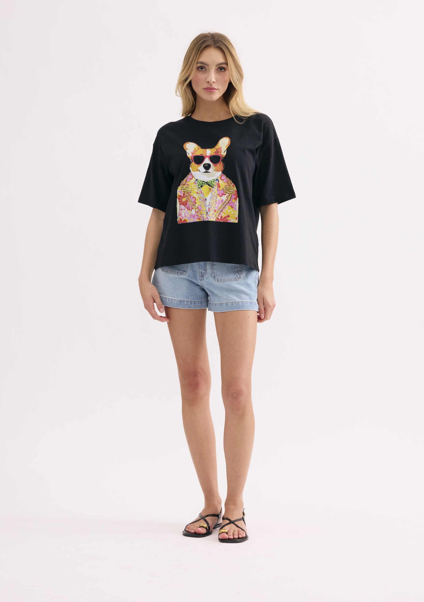 חולצת טי שחורה בהדפס כלב צבעוני