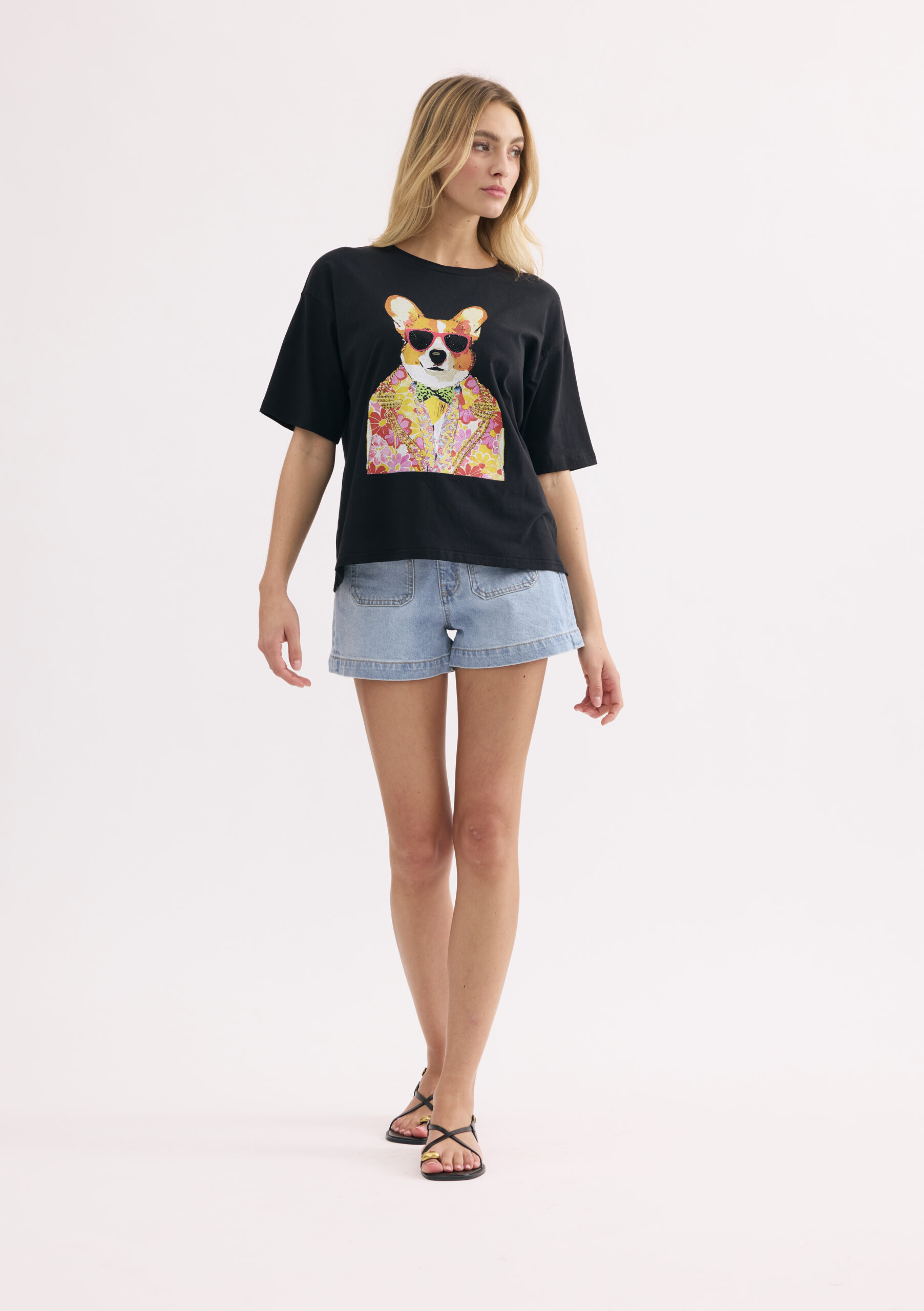 חולצת טי שחורה בהדפס כלב צבעוני