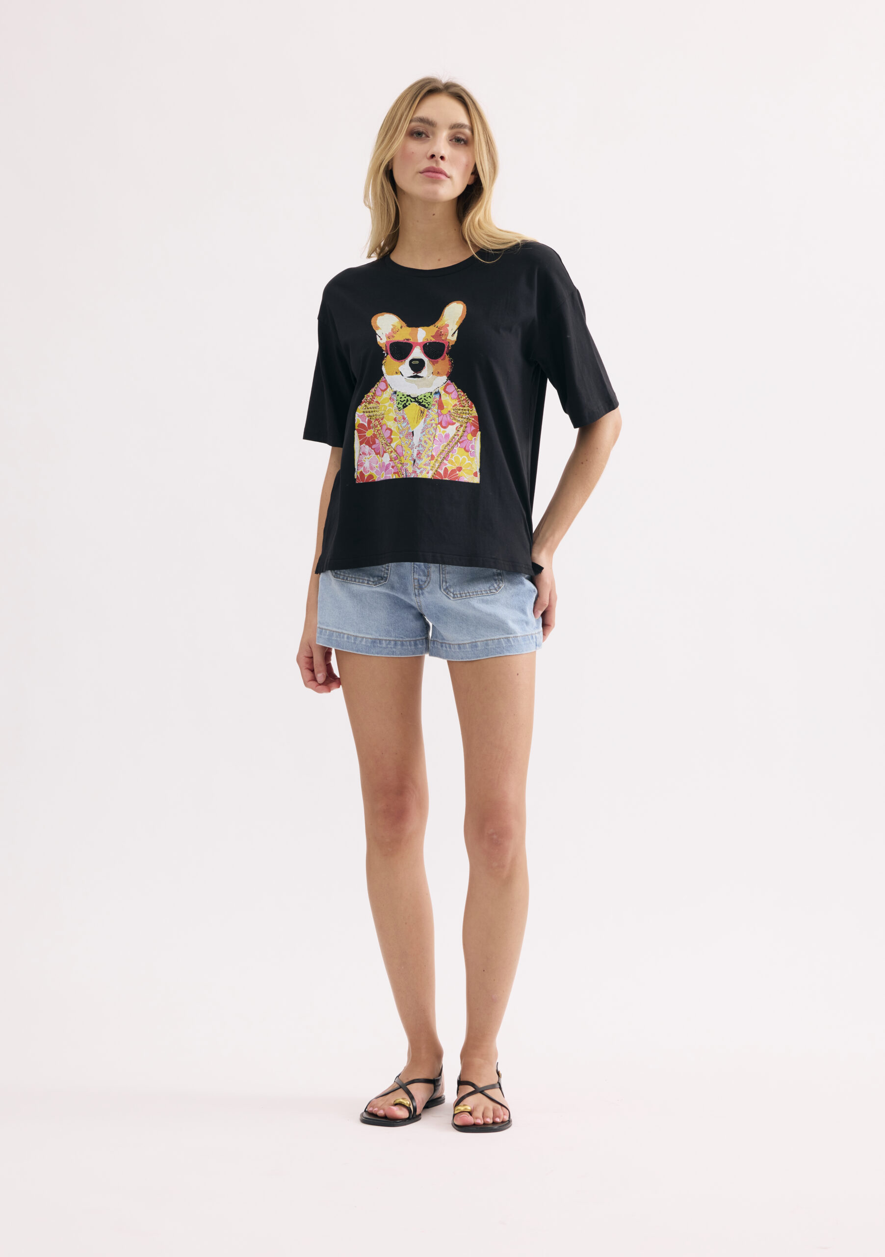 חולצת טי שחורה בהדפס כלב צבעוני