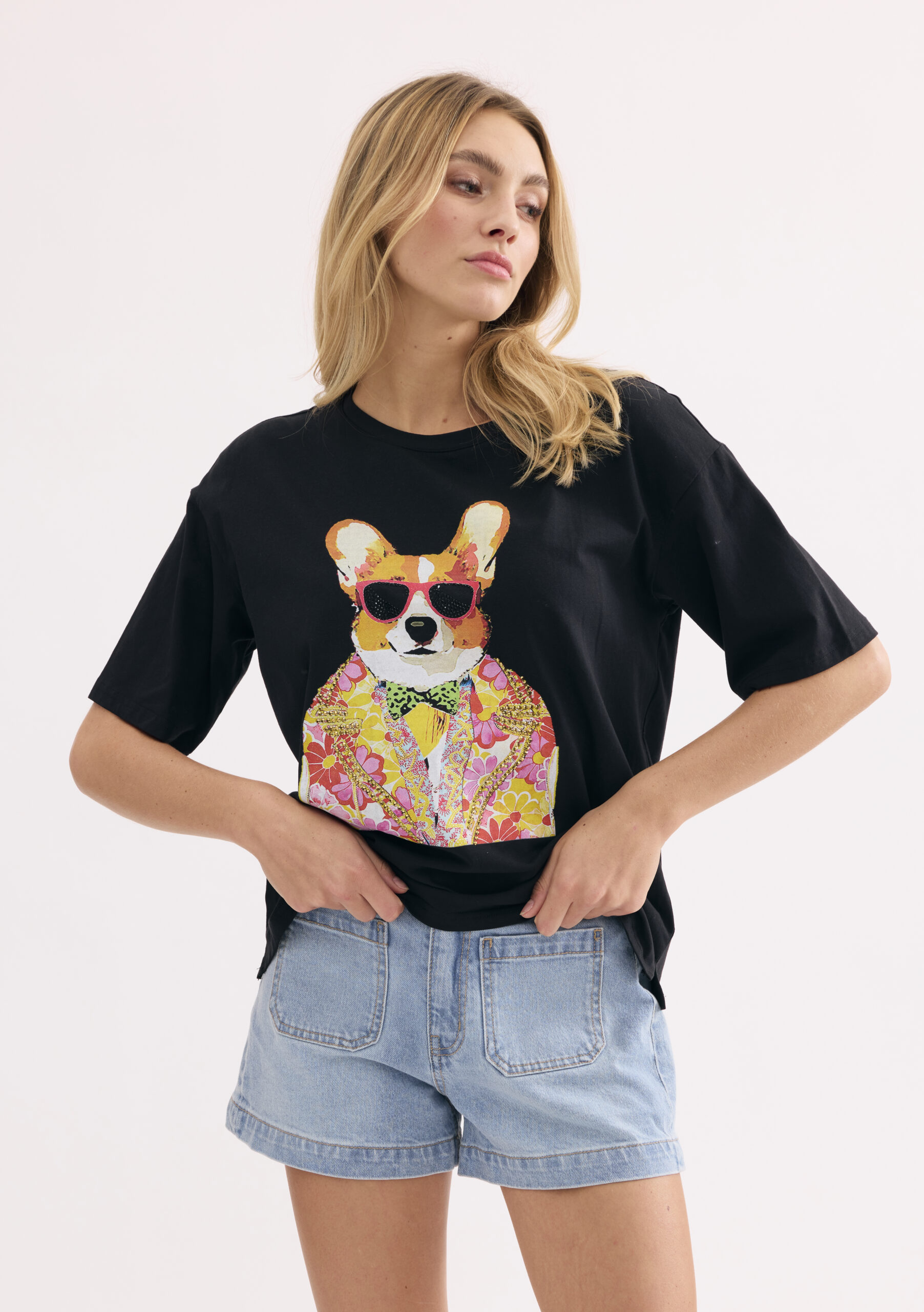 חולצת טי שחורה בהדפס כלב צבעוני
