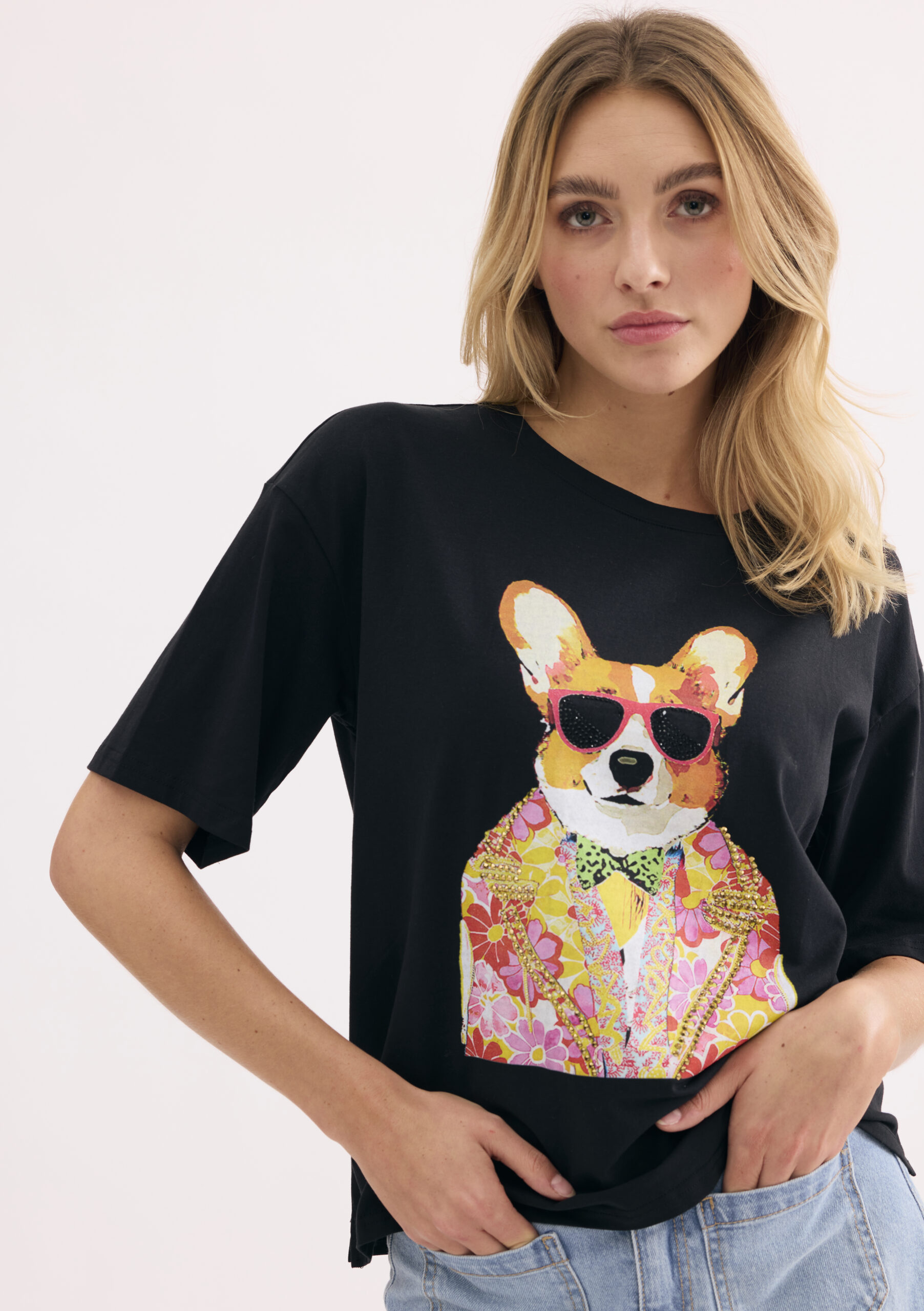 חולצת טי שחורה בהדפס כלב צבעוני