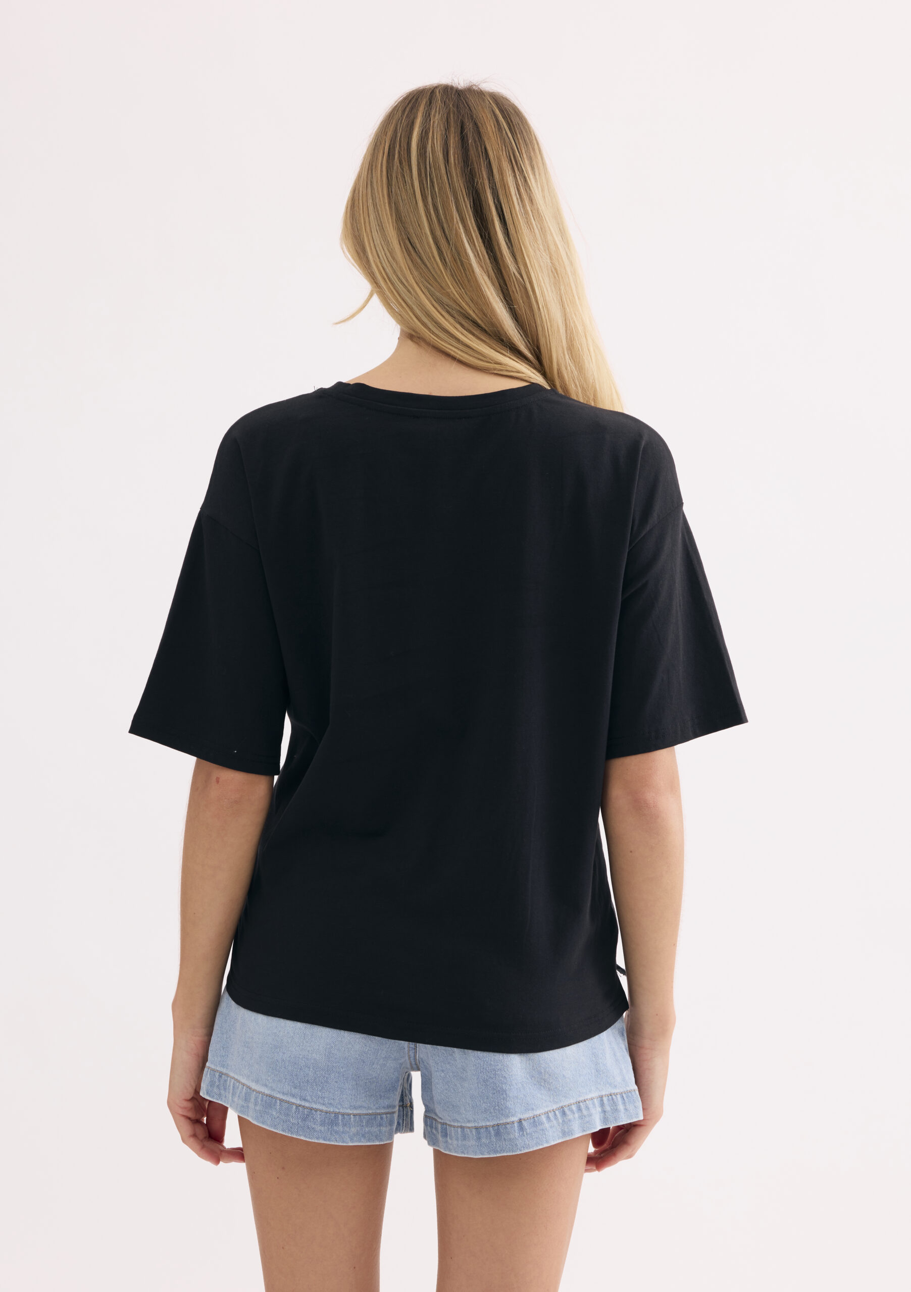 חולצת טי שחורה בהדפס כלב צבעוני