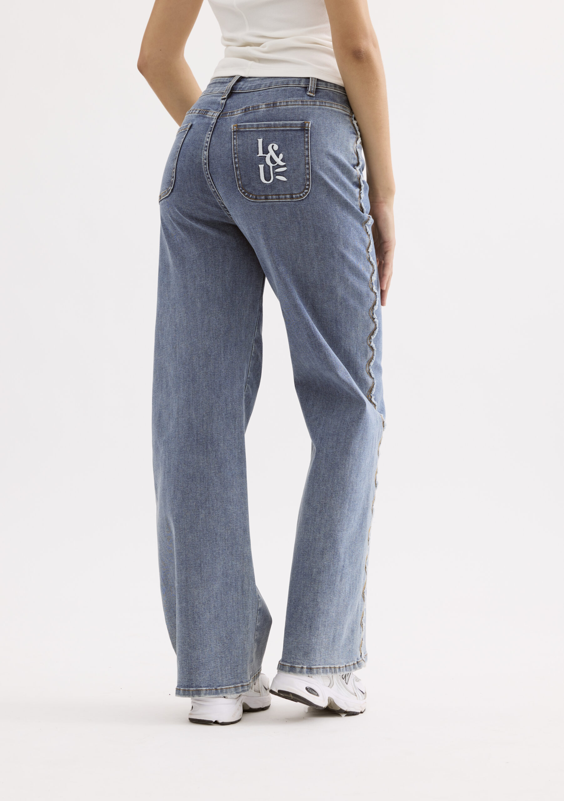 ג'ינס כחול בהיר גזרה רחבה